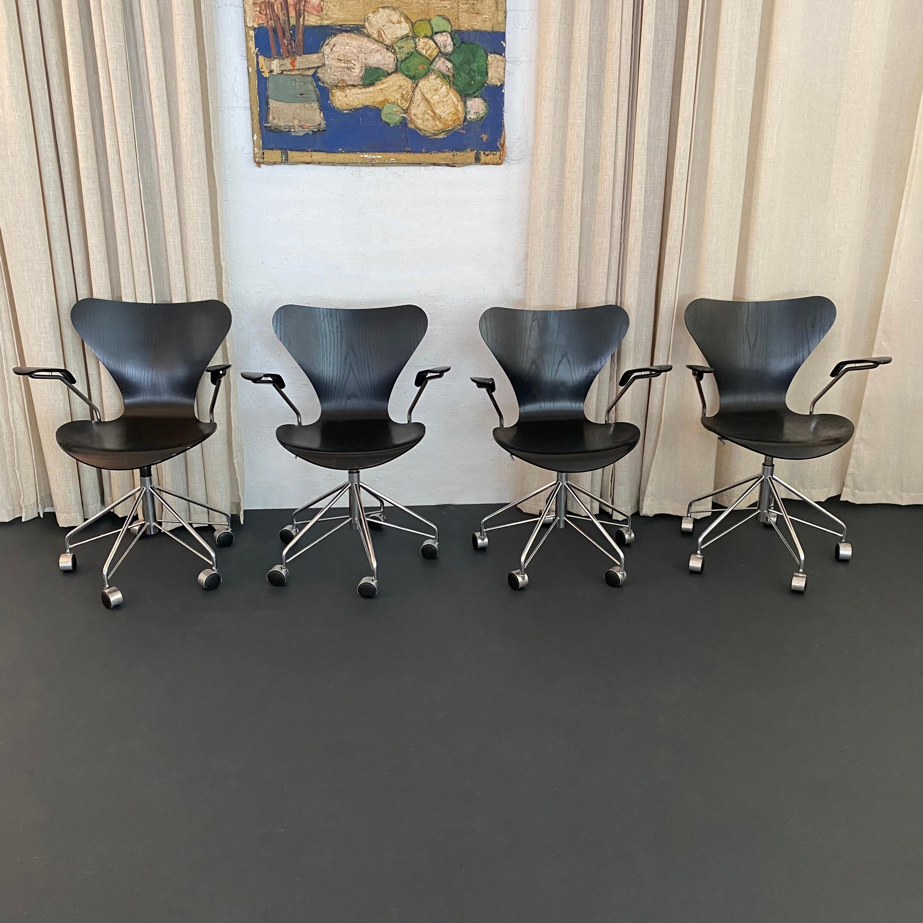 Scandinavo moderno Arne Jacobsen Poltrona girevole regolabile Serie 7 Nera Modello 3217 Fritz Hansen in vendita