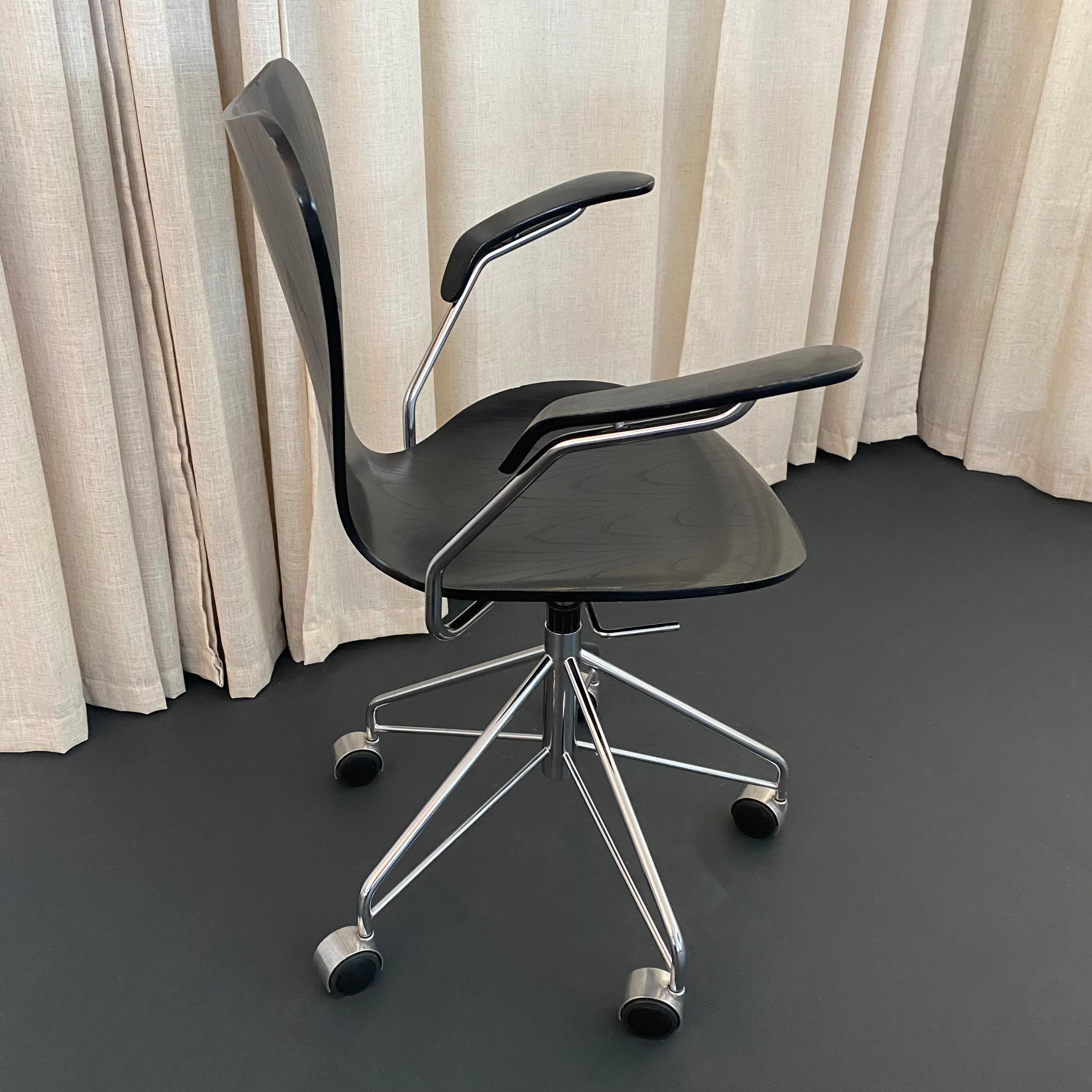 Danese Arne Jacobsen Poltrona girevole regolabile Serie 7 Nera Modello 3217 Fritz Hansen in vendita