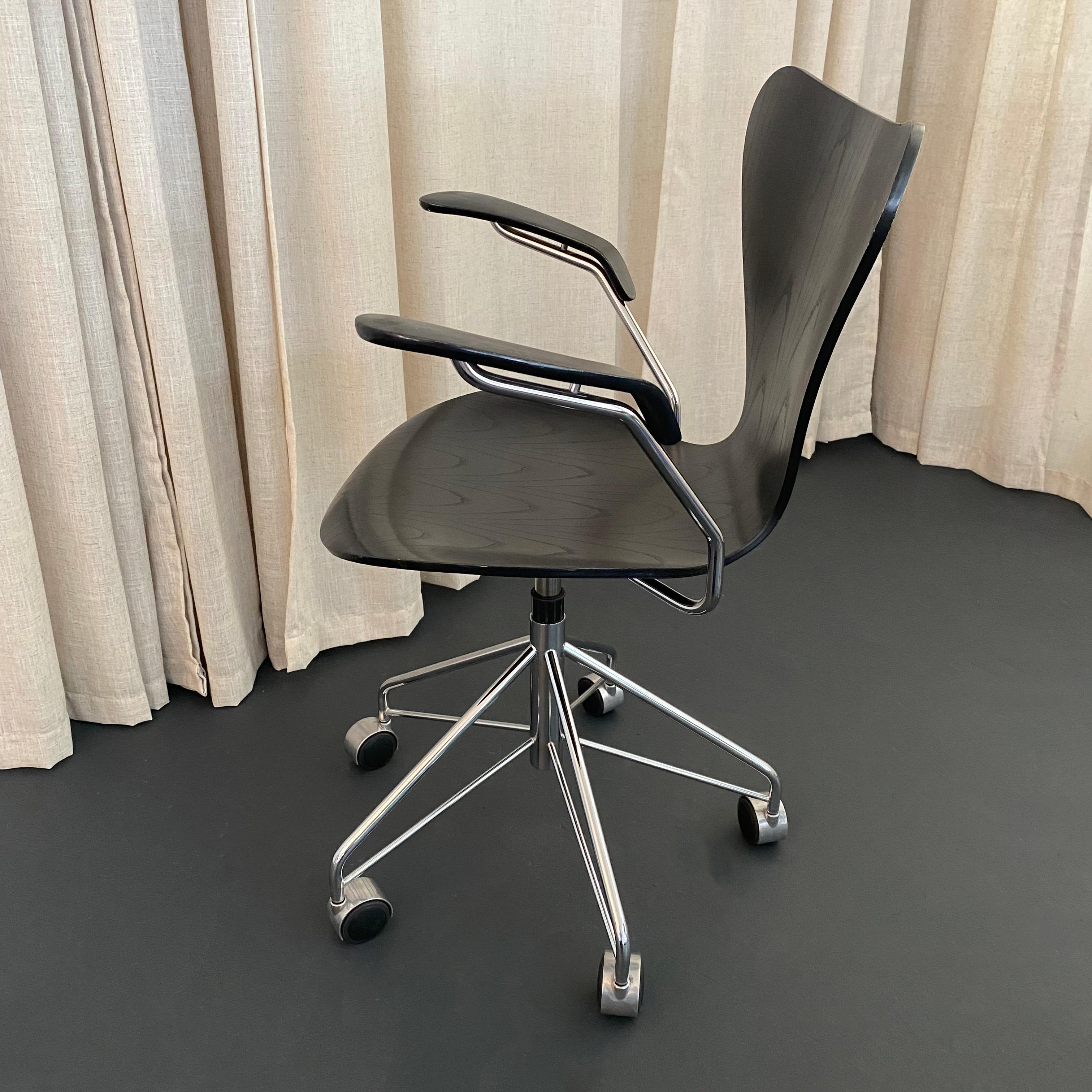 Arne Jacobsen Poltrona girevole regolabile Serie 7 Nera Modello 3217 Fritz Hansen In condizioni buone in vendita a Brooklyn, NY