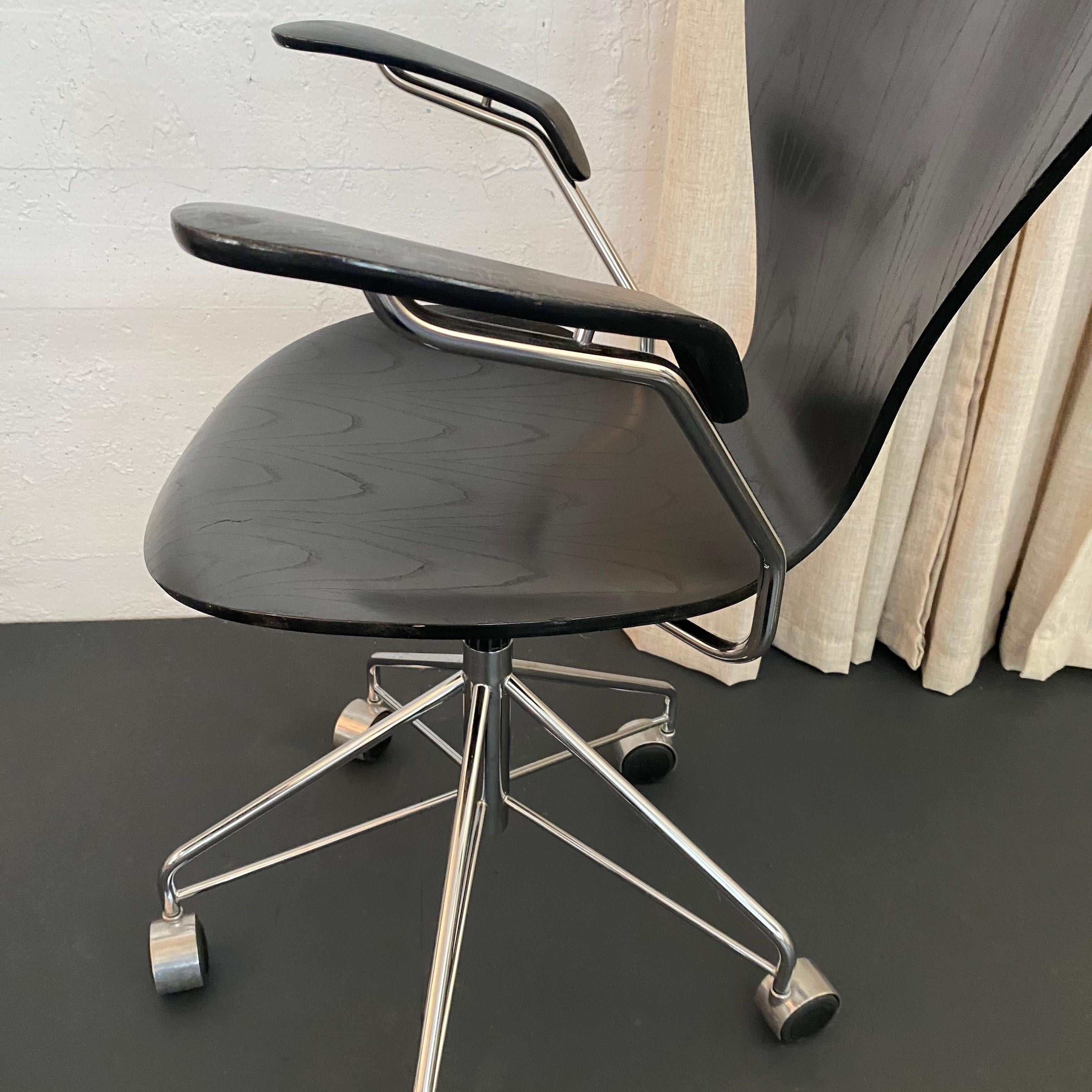 XXI secolo e contemporaneo Arne Jacobsen Poltrona girevole regolabile Serie 7 Nera Modello 3217 Fritz Hansen in vendita