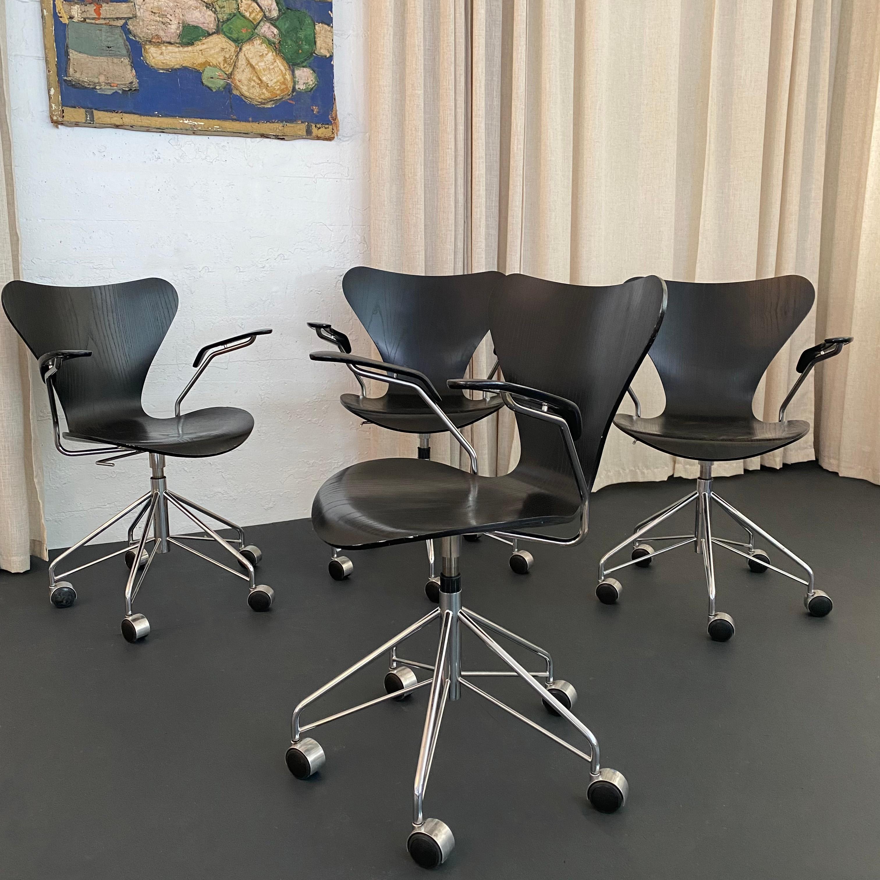 Cromo Arne Jacobsen Poltrona girevole regolabile Serie 7 Nera Modello 3217 Fritz Hansen in vendita