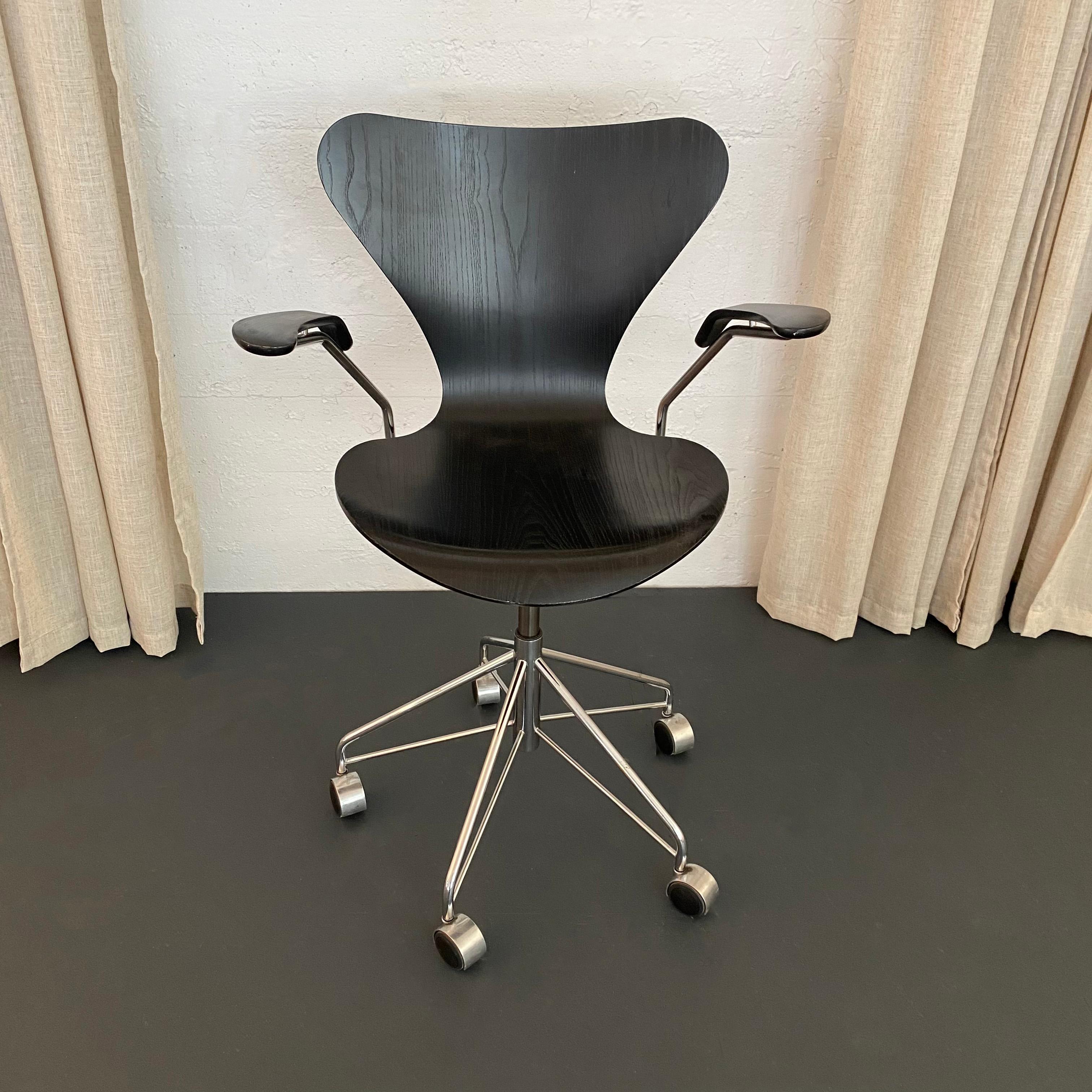 Arne Jacobsen Poltrona girevole regolabile Serie 7 Nera Modello 3217 Fritz Hansen in vendita 1