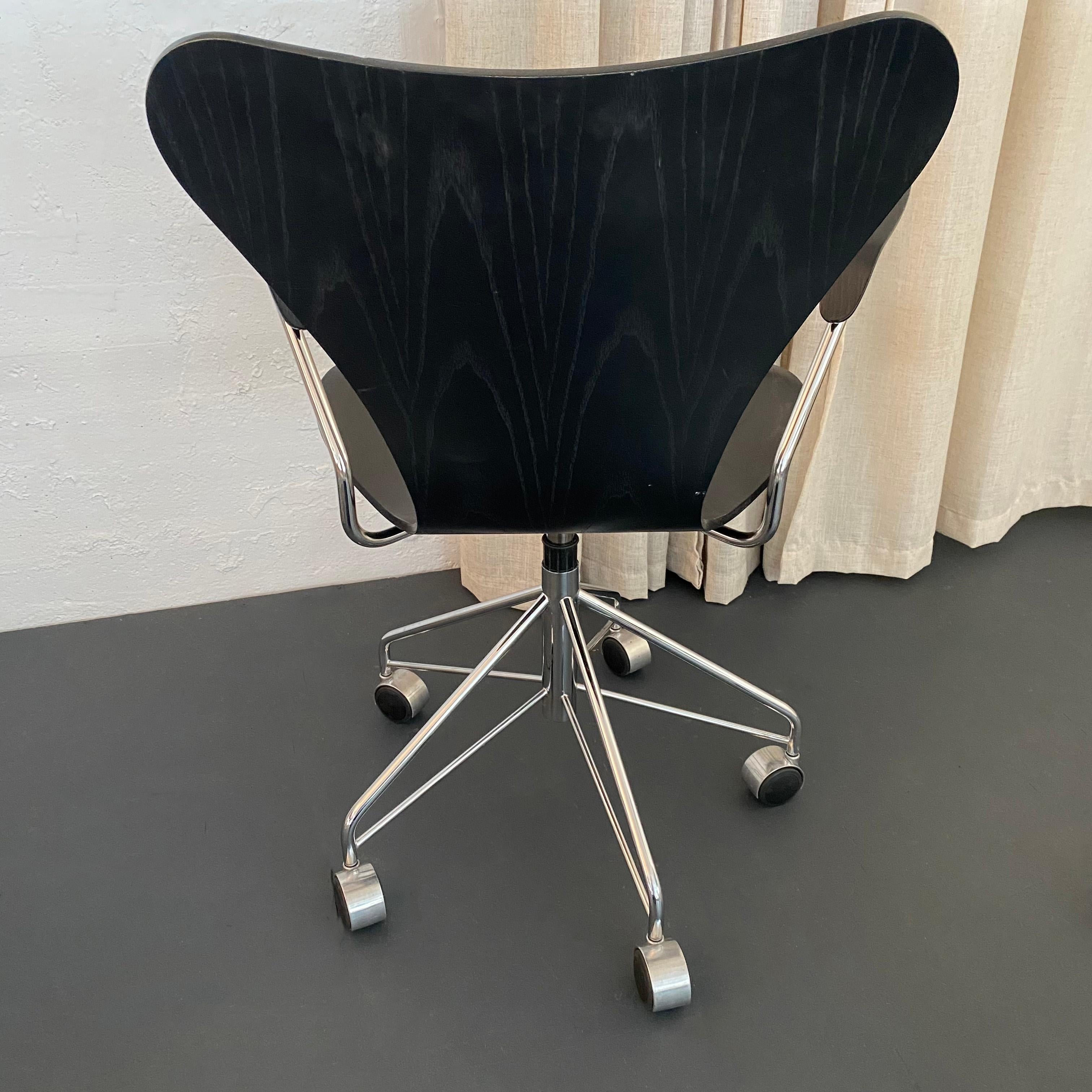 Arne Jacobsen Poltrona girevole regolabile Serie 7 Nera Modello 3217 Fritz Hansen in vendita 2