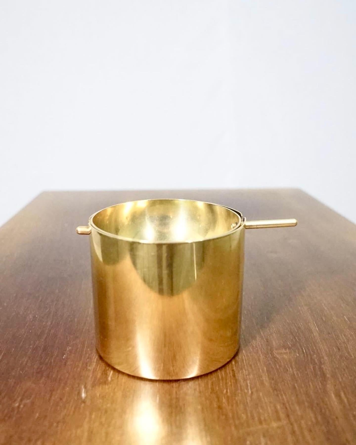 Arne Jacobsen brass ashtray manufactured by Stelton in the 1970’s. This ashtray in brass is often claimed to be made for the Royal hotel which isn’t true, the brass pieces of the stelton Cylindaline was first set in production after Arne Jacobsen’s