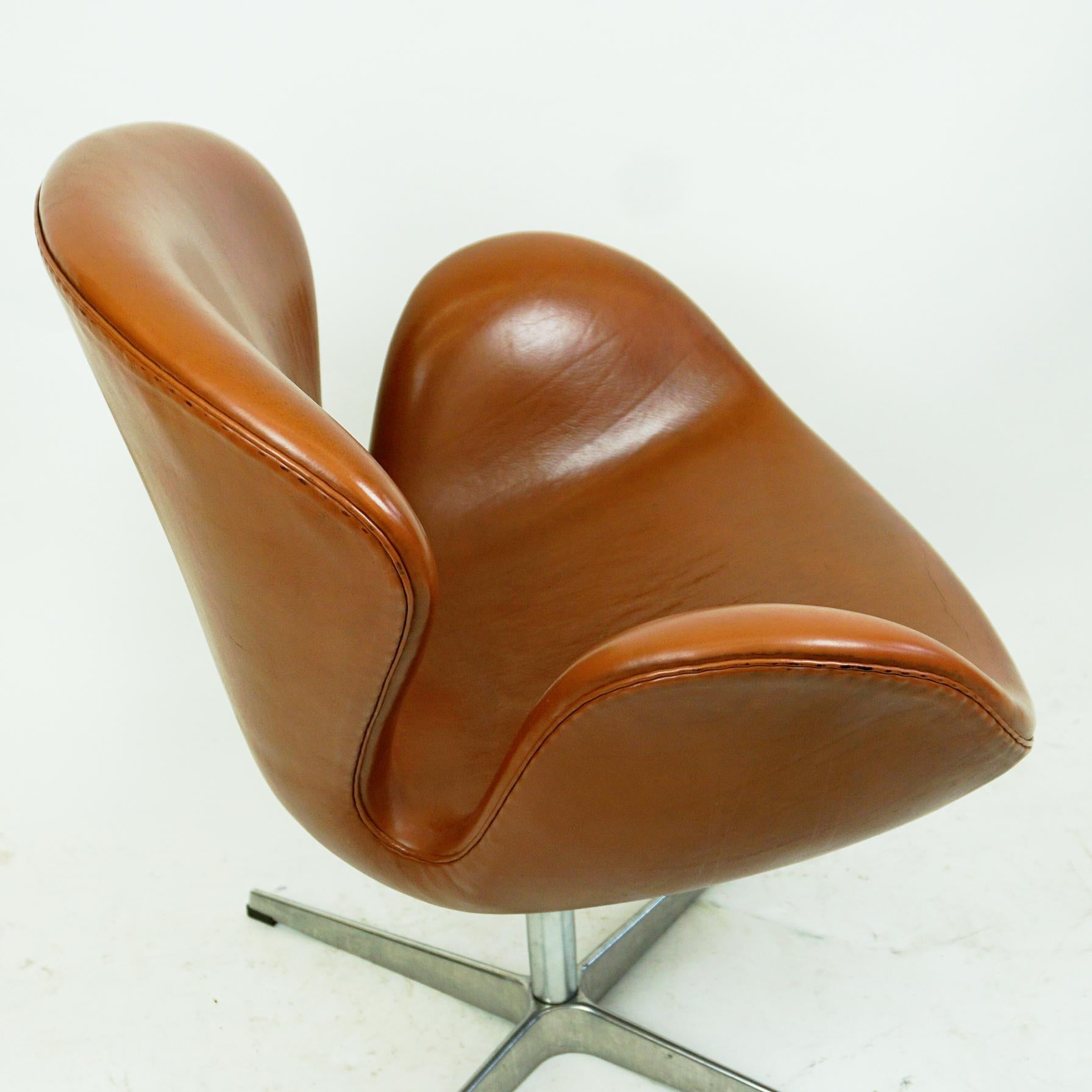 Arne Jacobsen Brown Leather Swan Chair by Fritz Hansen, Denmark 7