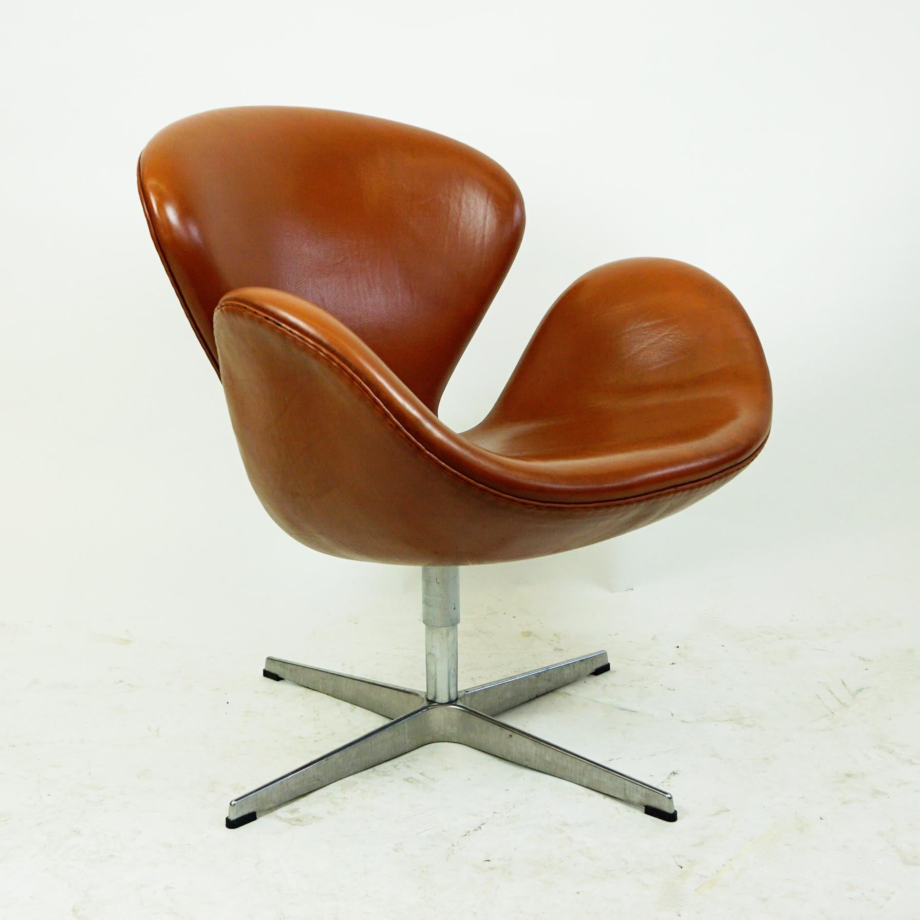 Scandinavian Modern Arne Jacobsen Brown Leather Swan Chair by Fritz Hansen, Denmark