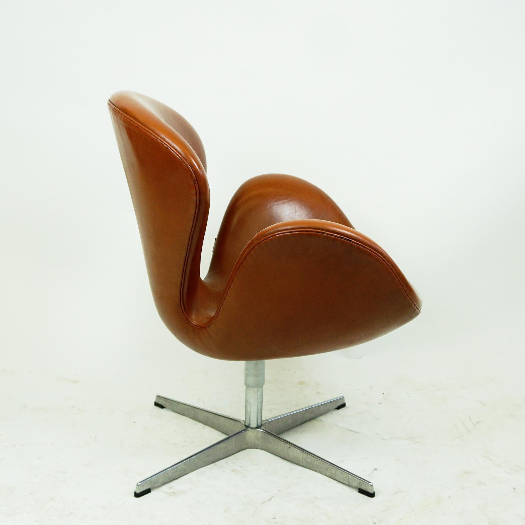 Danish Arne Jacobsen Brown Leather Swan Chair by Fritz Hansen, Denmark