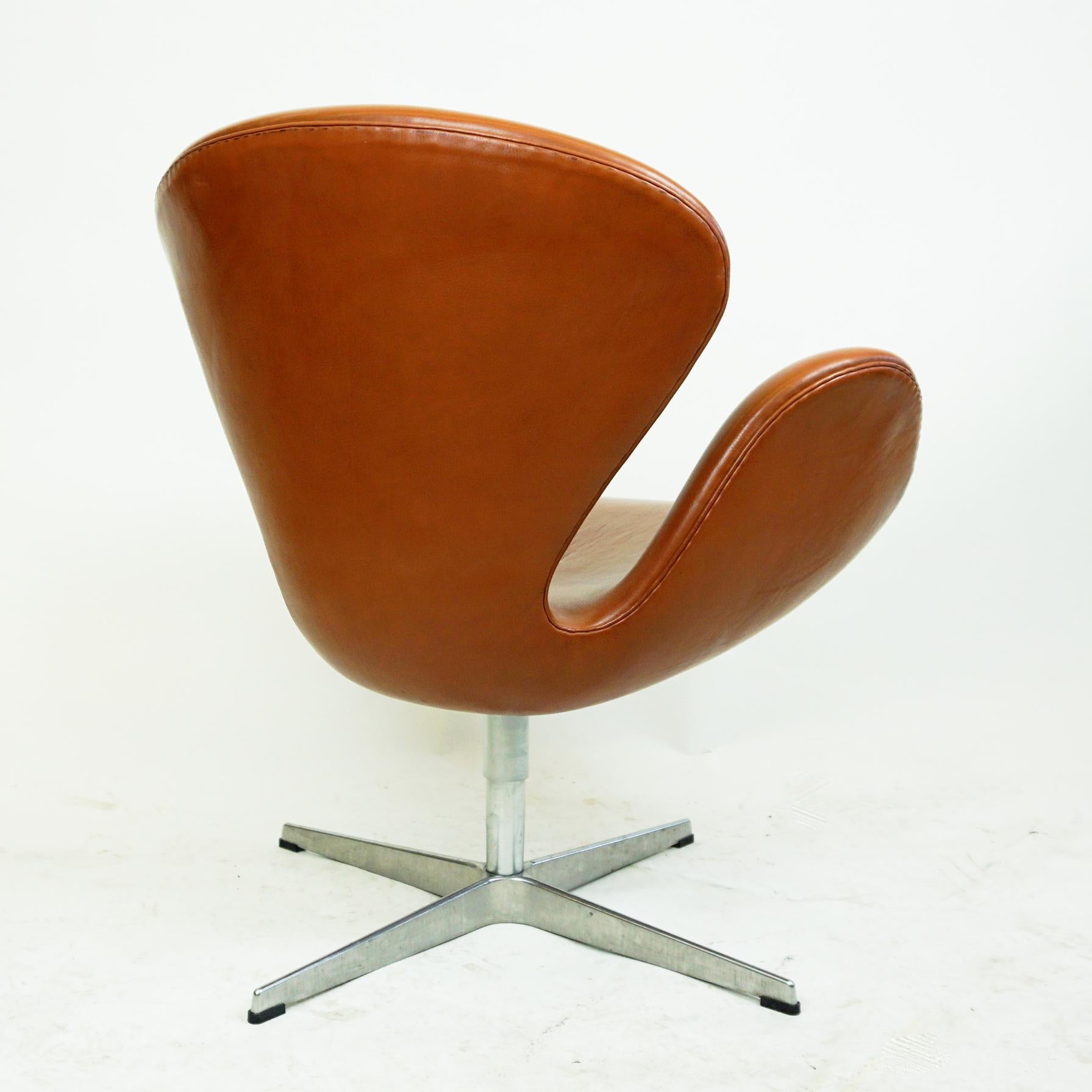 Arne Jacobsen Brown Leather Swan Chair by Fritz Hansen, Denmark In Good Condition In Vienna, AT