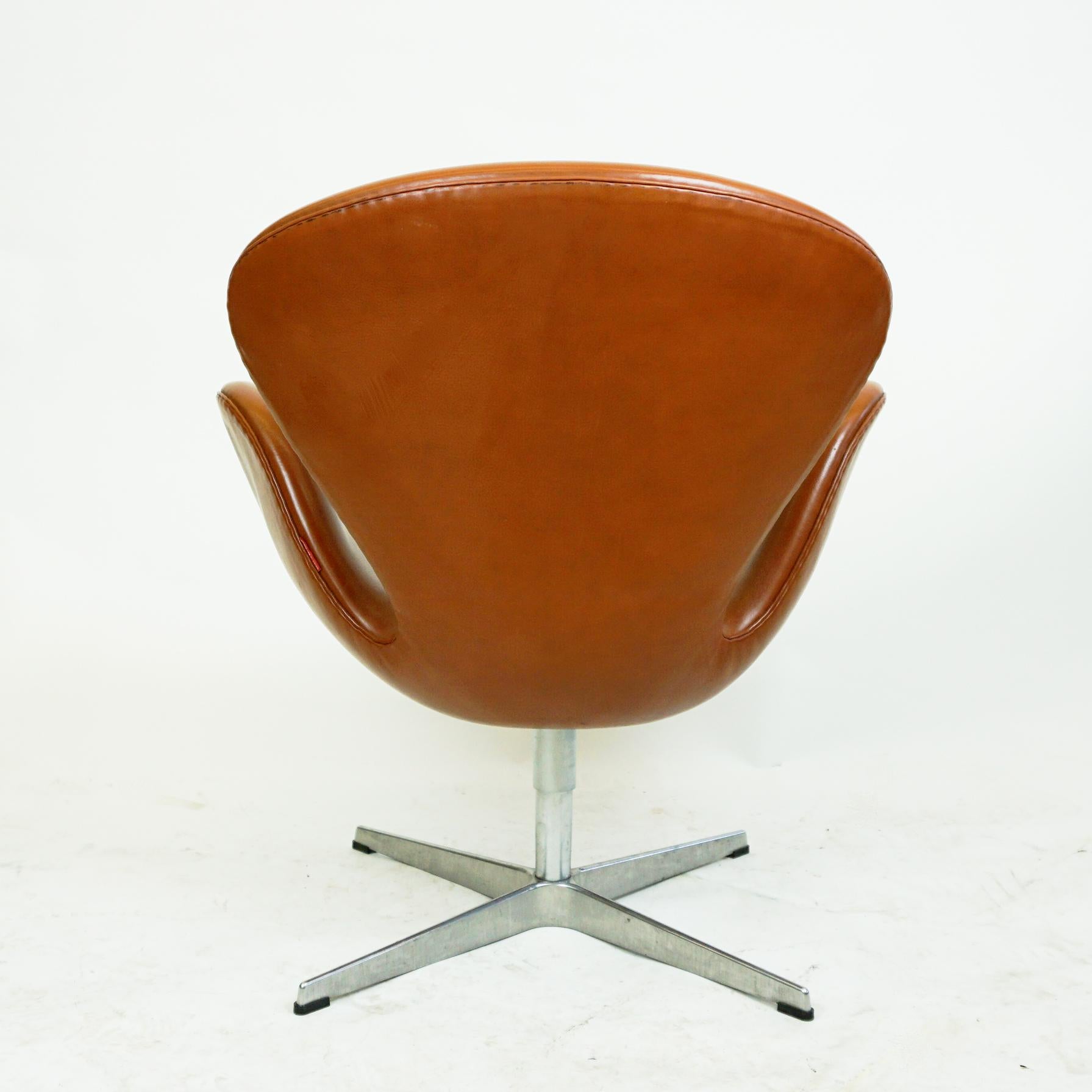 Mid-20th Century Arne Jacobsen Brown Leather Swan Chair by Fritz Hansen, Denmark