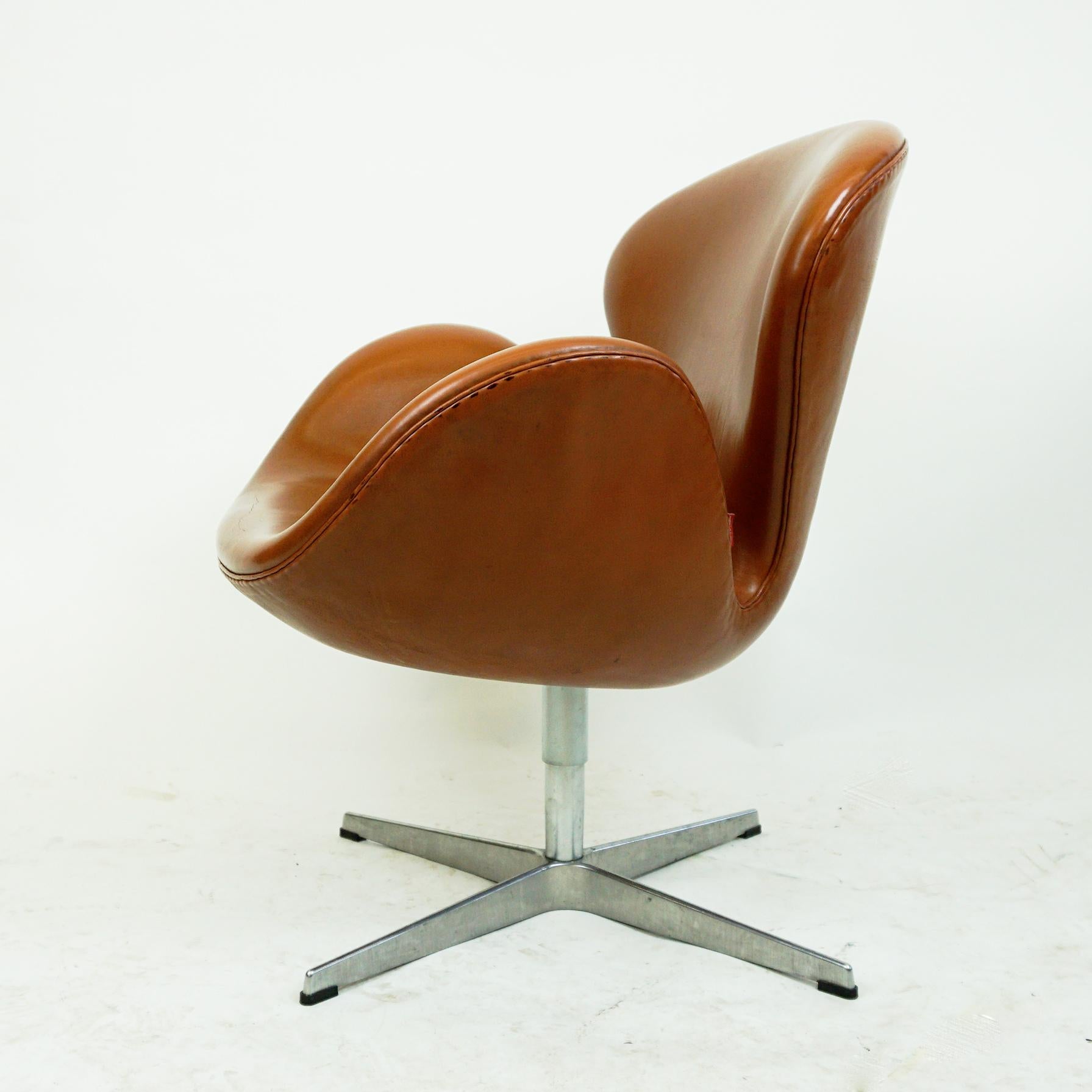 Arne Jacobsen Brown Leather Swan Chair by Fritz Hansen, Denmark 1
