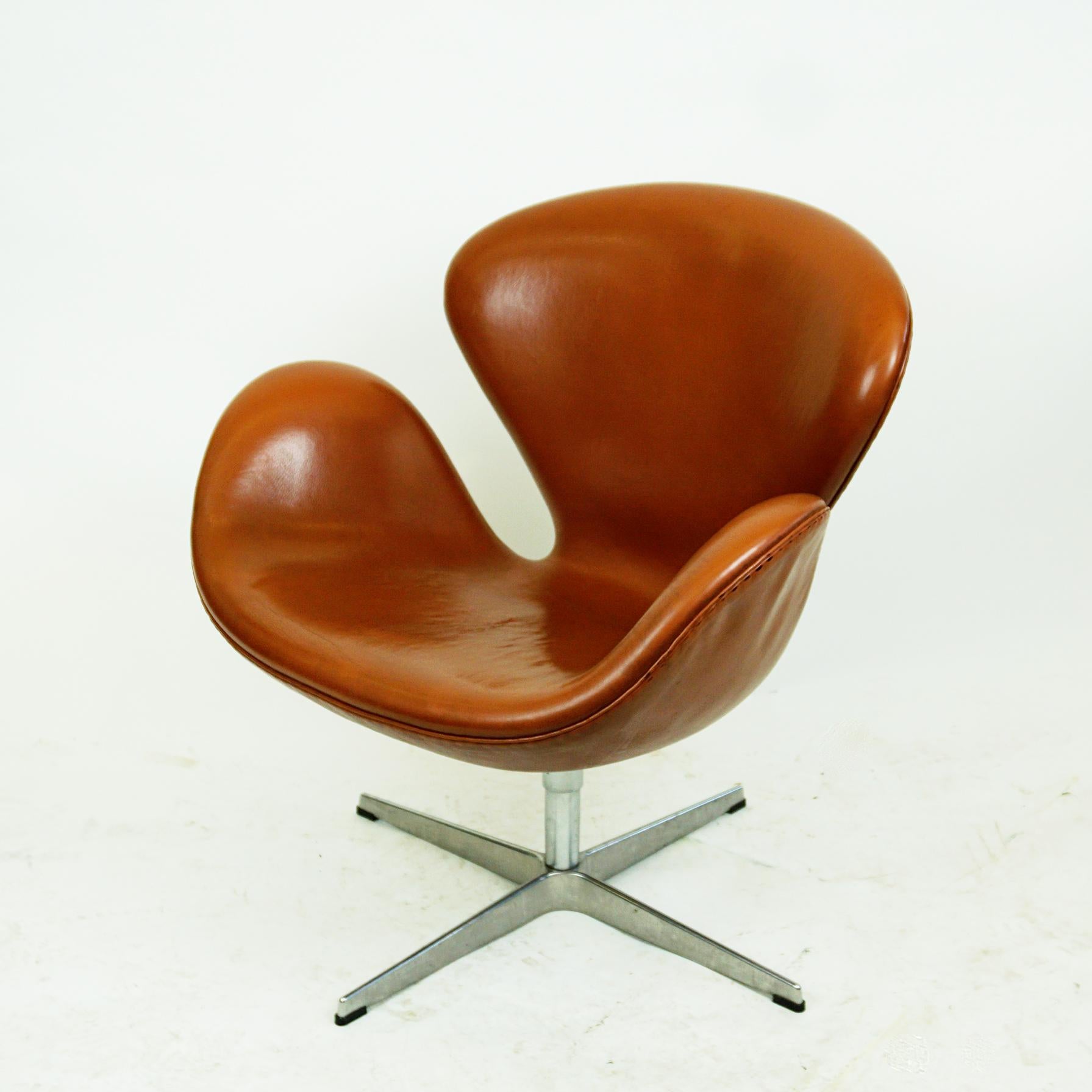 Arne Jacobsen Brown Leather Swan Chair by Fritz Hansen, Denmark 2