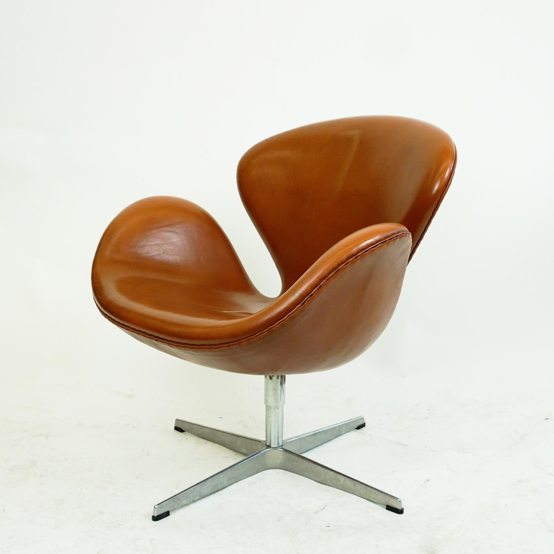 Scandinaviaan Brown Leather Swan Chair by Arne Jacobsen for Fritz Hansen Denmark For Sale 1