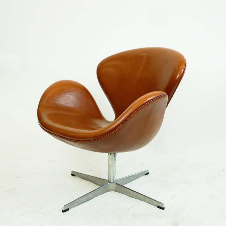 Scandinaviaan Brown Leather Swan Chair by Arne Jacobsen for Fritz Hansen Denmark For Sale 4