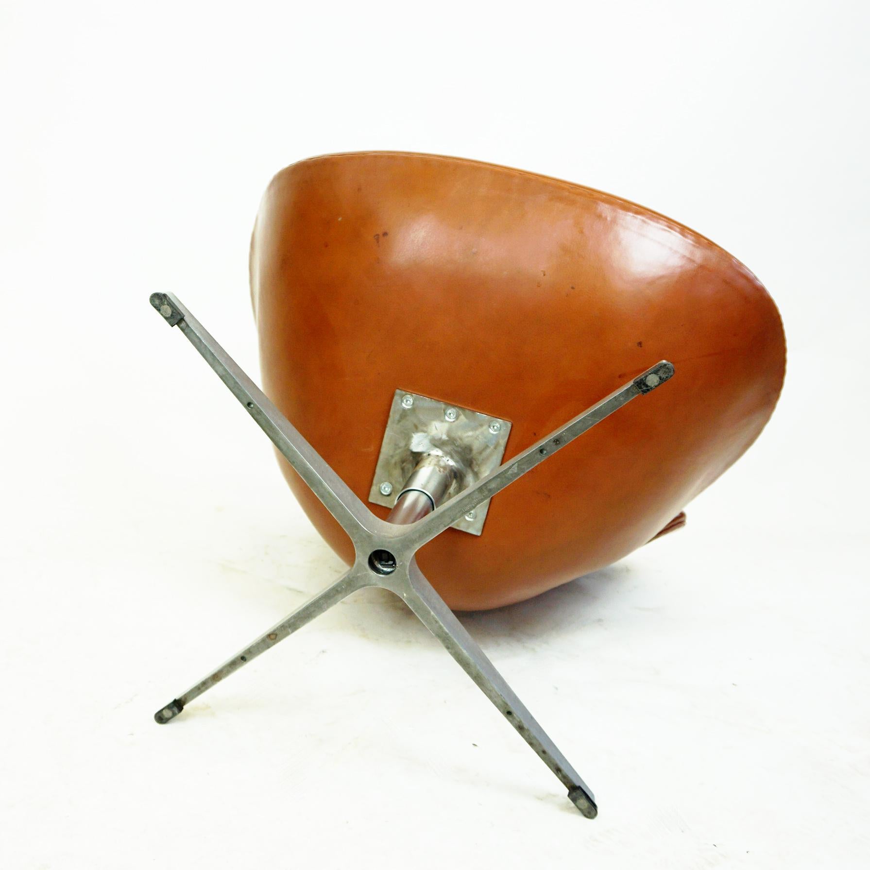 Scandinaviaan Brown Leather Swan Chair by Arne Jacobsen for Fritz Hansen Denmark For Sale 2
