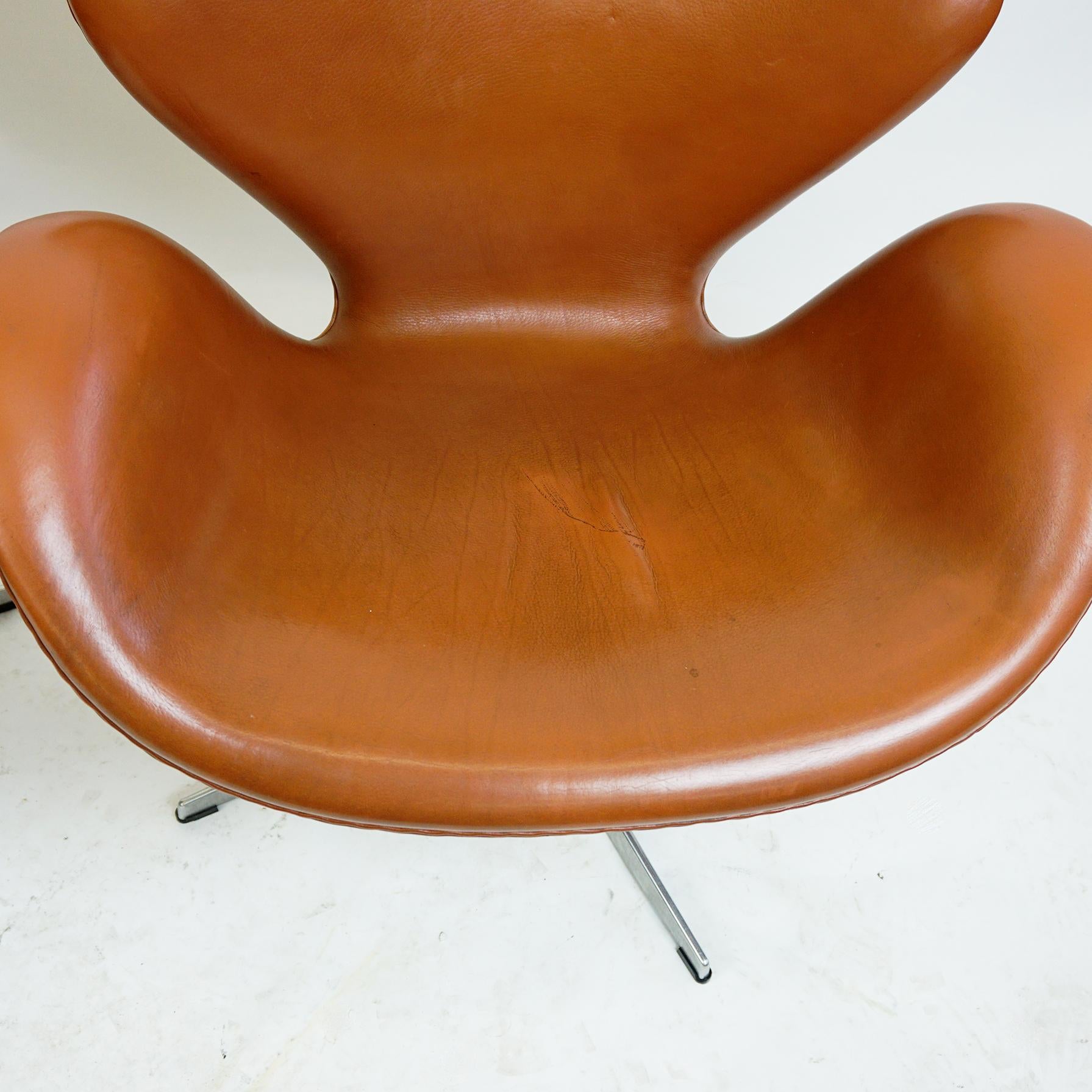 Scandinaviaan Brown Leather Swan Chair by Arne Jacobsen for Fritz Hansen Denmark For Sale 3