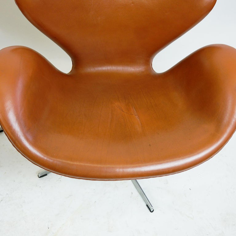 Scandinaviaan Brown Leather Swan Chair by Arne Jacobsen for Fritz Hansen Denmark For Sale 6