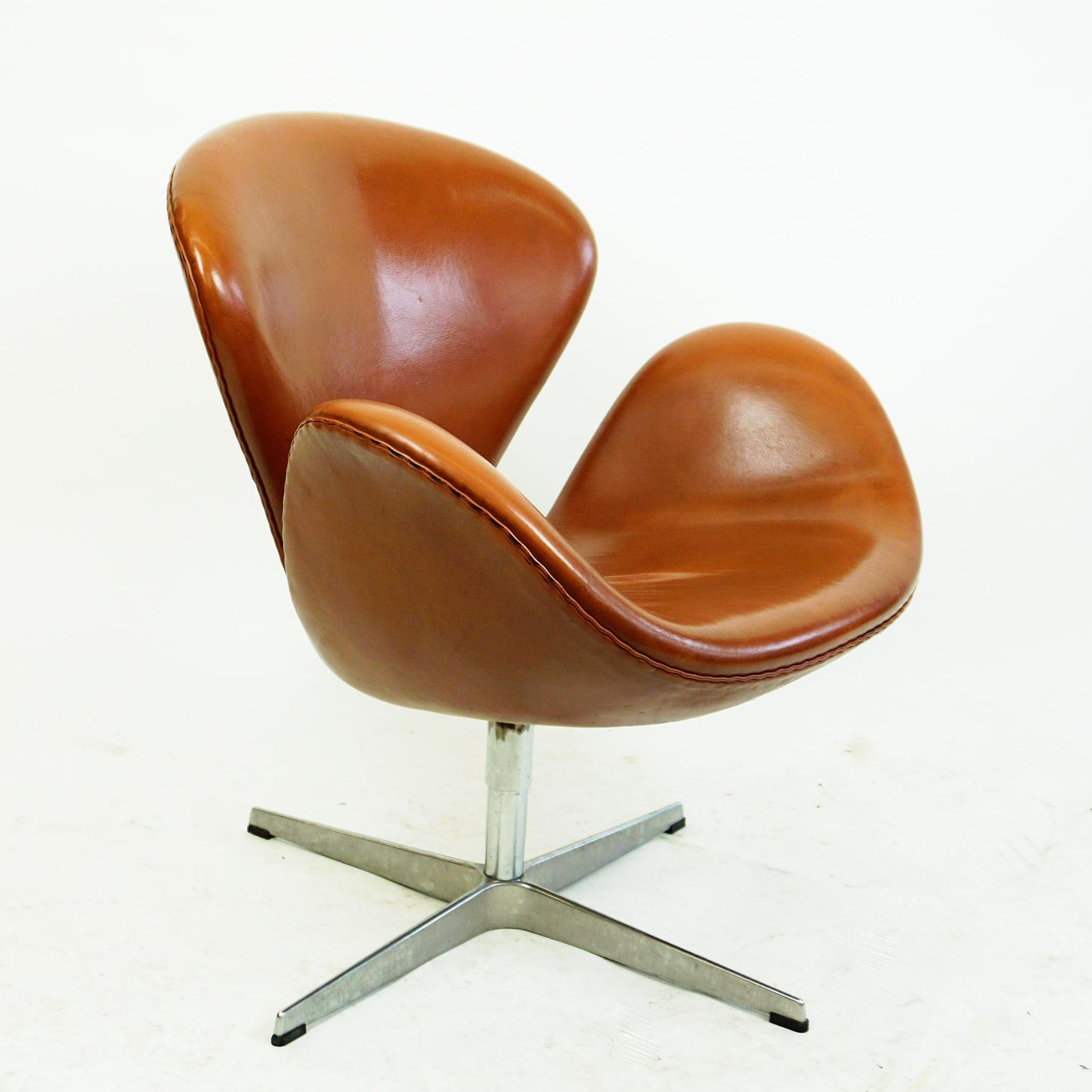 Skandinavischer Schwanstuhl aus braunem Leder von Arne Jacobsen für Fritz Hansen, Dänemark (Skandinavische Moderne) im Angebot