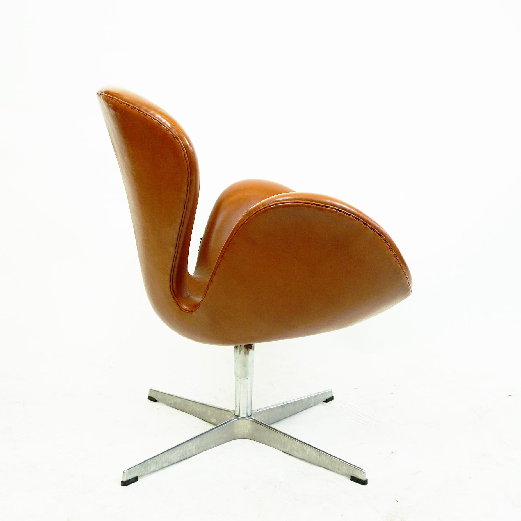 Skandinavischer Schwanstuhl aus braunem Leder von Arne Jacobsen für Fritz Hansen, Dänemark (Dänisch) im Angebot