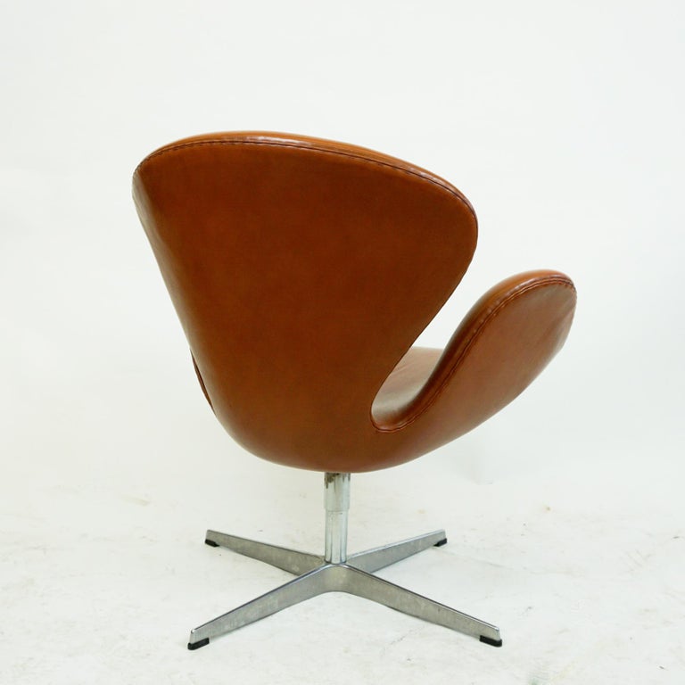 Scandinaviaan Brown Leather Swan Chair by Arne Jacobsen for Fritz Hansen Denmark In Good Condition For Sale In Vienna, AT