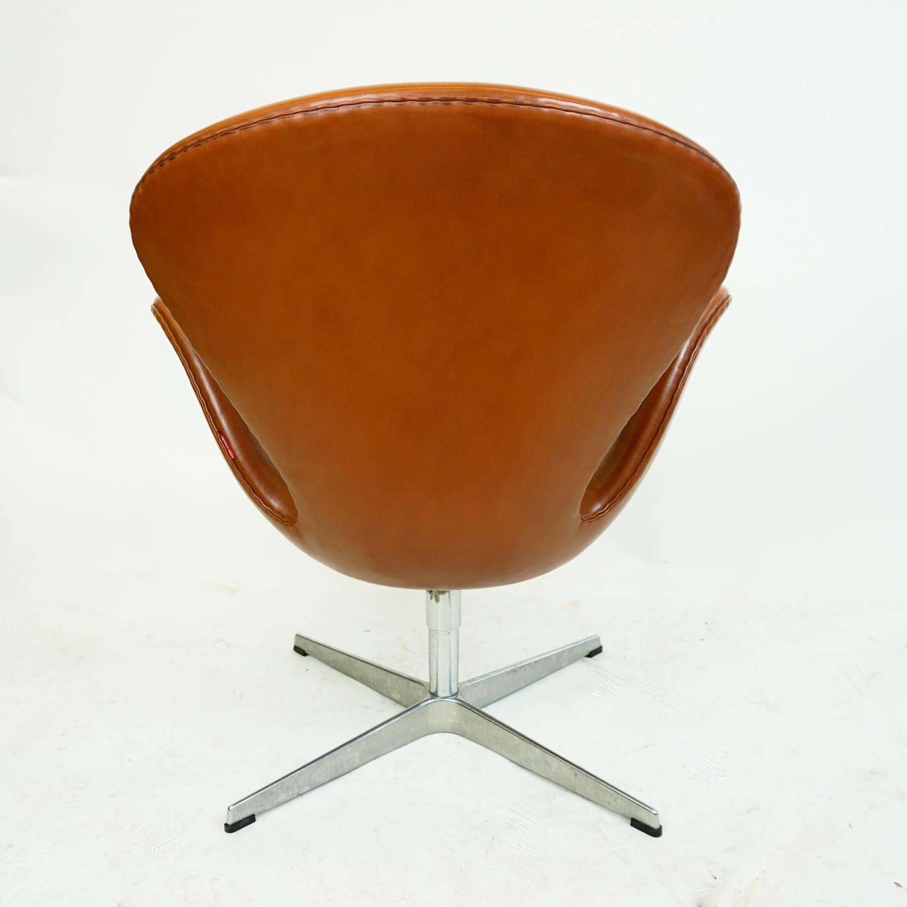 Danish Scandinaviaan Brown Leather Swan Chair by Arne Jacobsen for Fritz Hansen Denmark For Sale