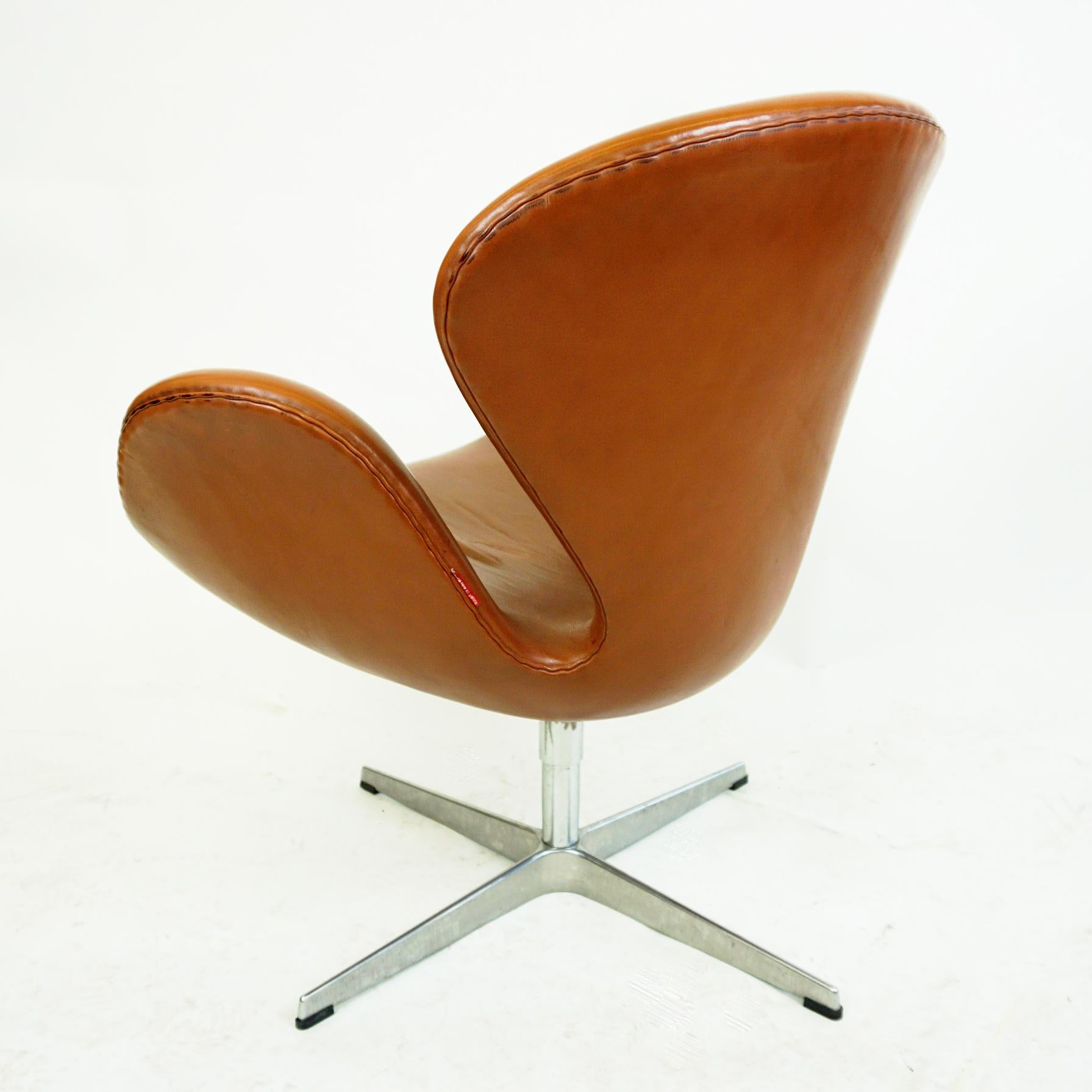 Skandinavischer Schwanstuhl aus braunem Leder von Arne Jacobsen für Fritz Hansen, Dänemark (Aluminium) im Angebot