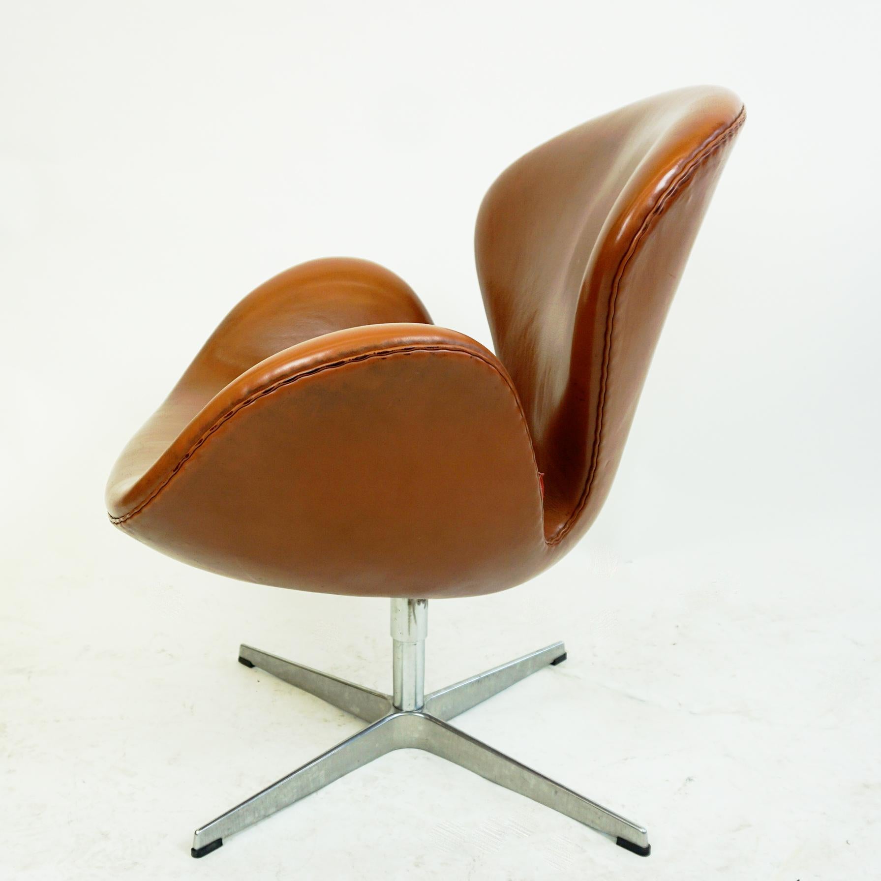 Mid-20th Century Scandinaviaan Brown Leather Swan Chair by Arne Jacobsen for Fritz Hansen Denmark For Sale