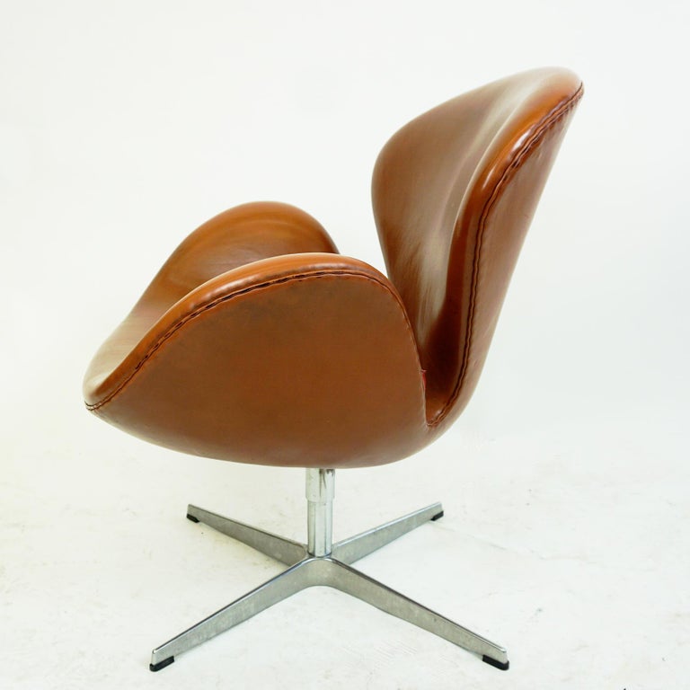 Scandinaviaan Brown Leather Swan Chair by Arne Jacobsen for Fritz Hansen Denmark For Sale 2