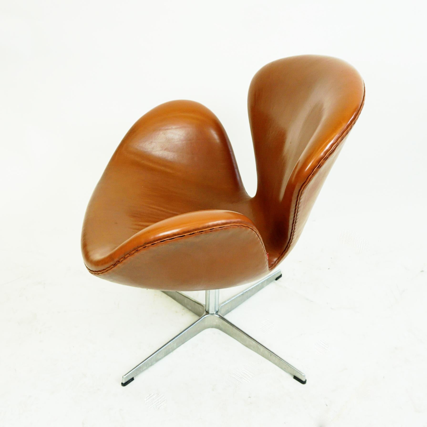 Aluminum Scandinaviaan Brown Leather Swan Chair by Arne Jacobsen for Fritz Hansen Denmark For Sale