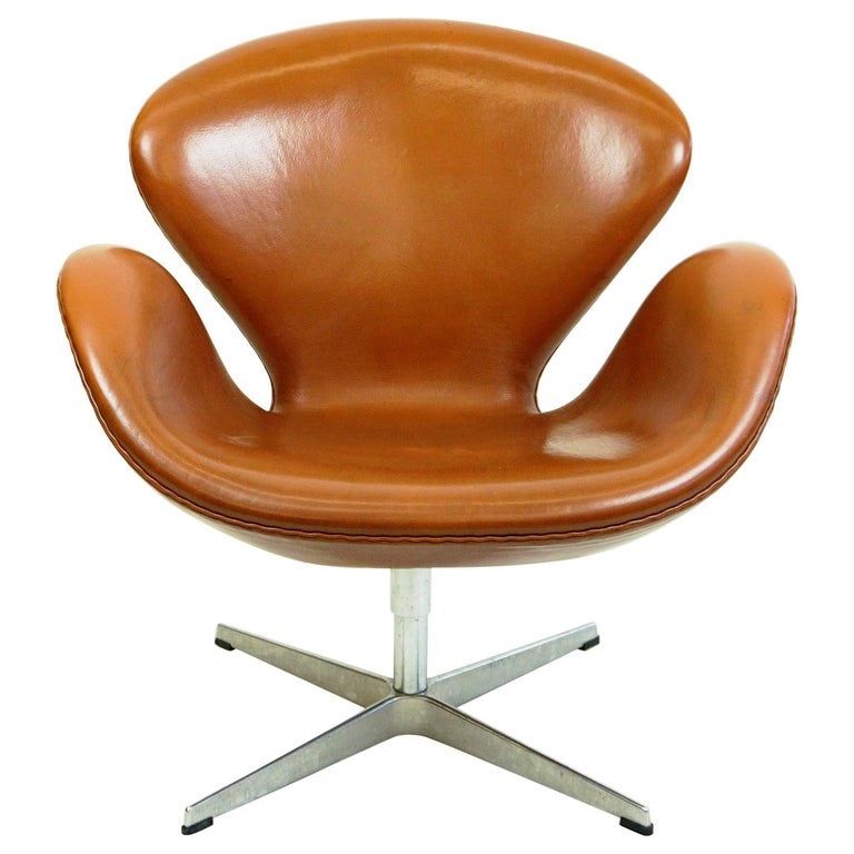 Scandinaviaan Brown Leather Swan Chair by Arne Jacobsen for Fritz Hansen Denmark For Sale