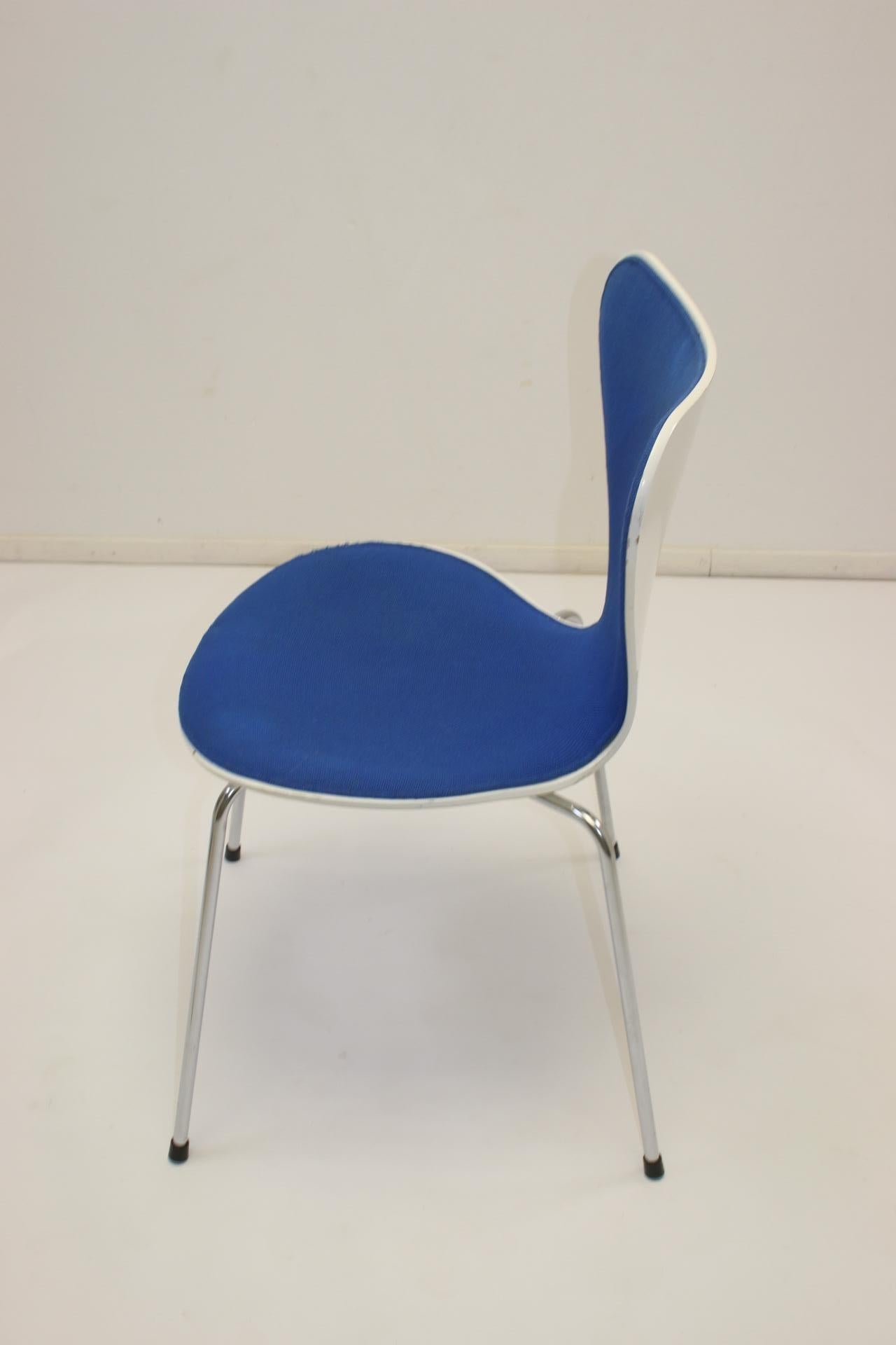 The butterfly chair is a design by Arne Jacobsen from 1953 and is also called 'Series 7'. The chair is one of the most successful chairs ever. The popularity of Arne Jacobsen's butterfly chair seems unbeatable even today.

The main reason for the