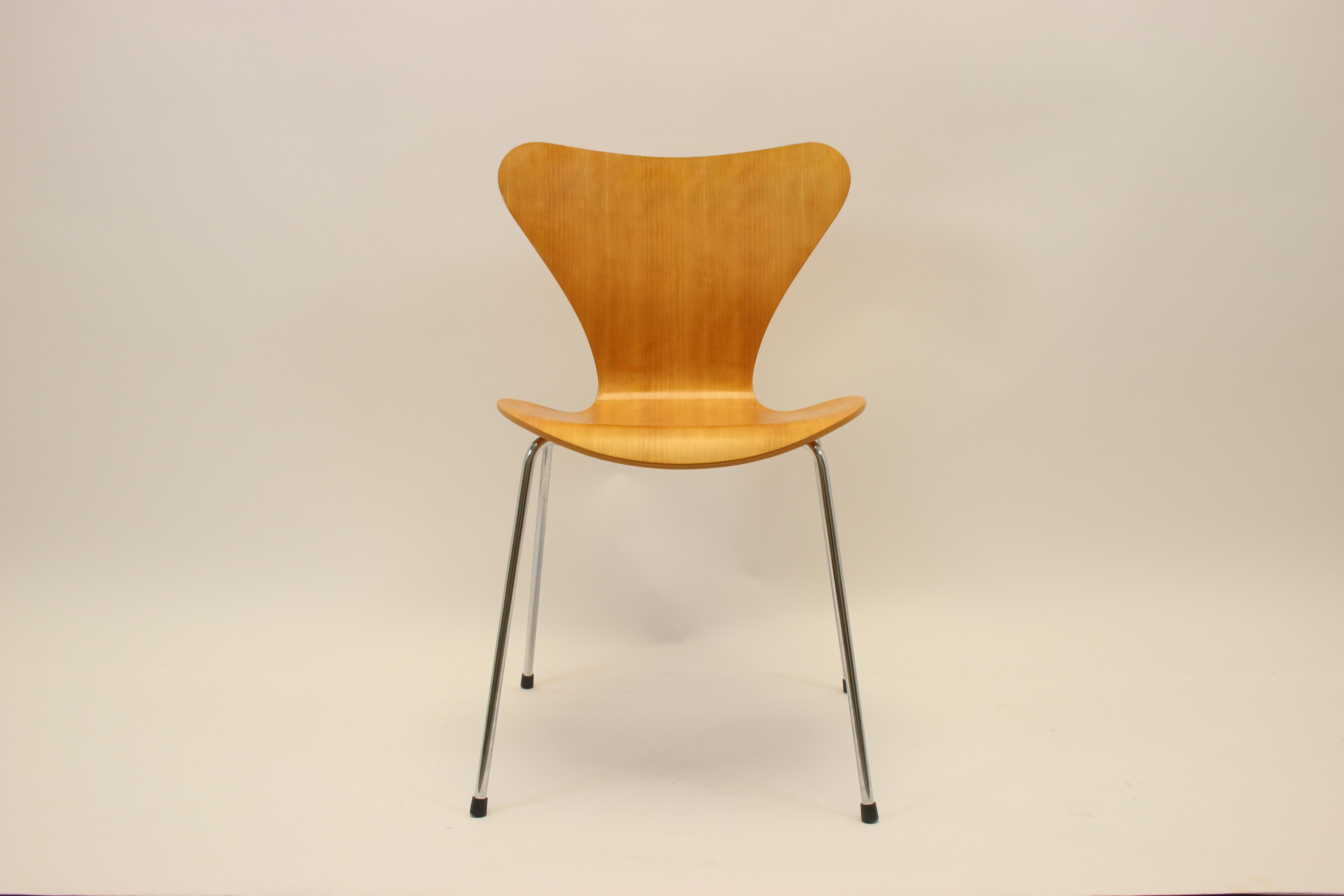 The butterfly chair 3107 is a design by Arne Jacobsen from 1953 and is also called 'Series 7'. The chair is one of the most successful chairs ever. The popularity of Arne Jacobsen's butterfly chair seems unbeatable even today.

The main reason for