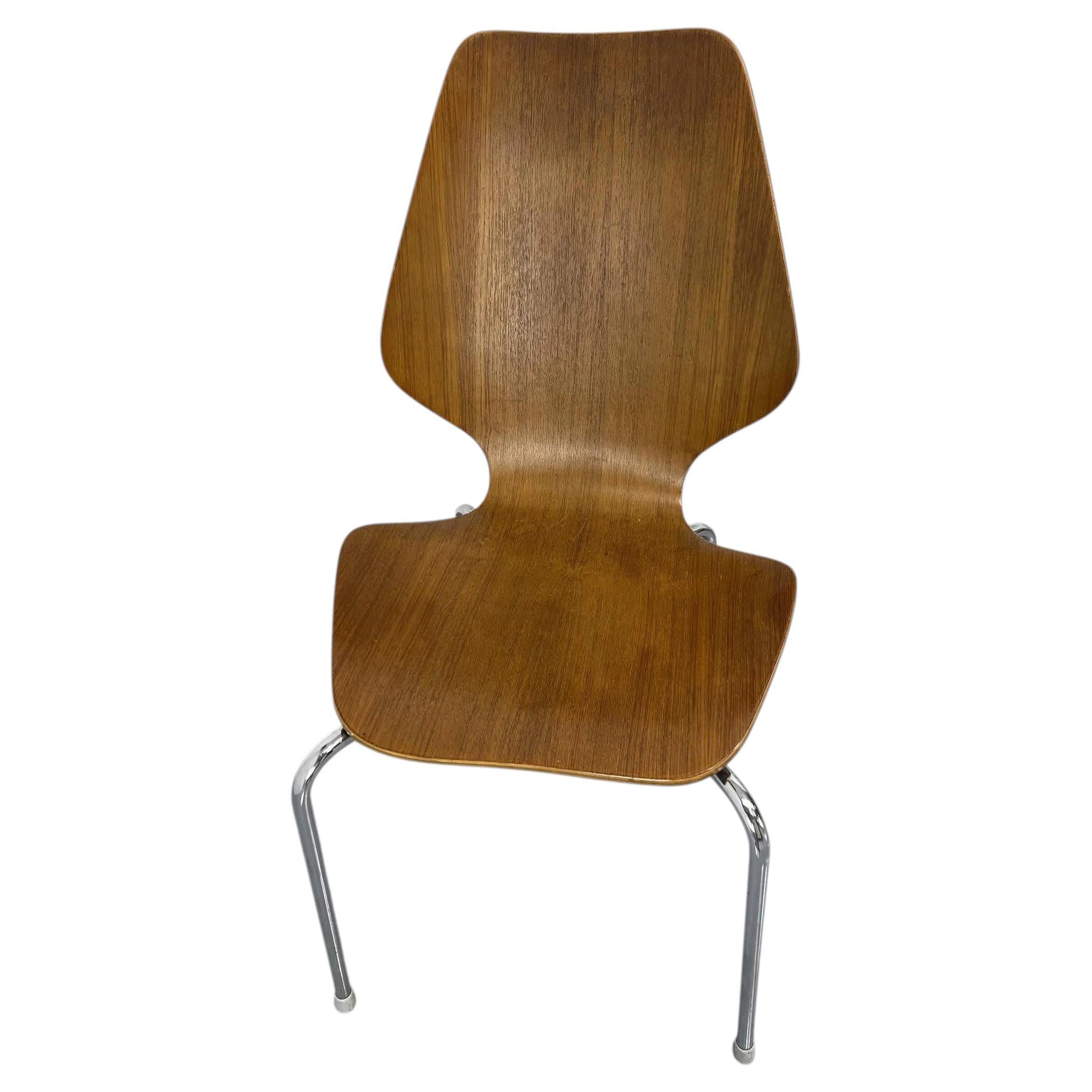 Arne Jacobsen Chair by Fritz Hansen. Molded Wood Chair For Sale