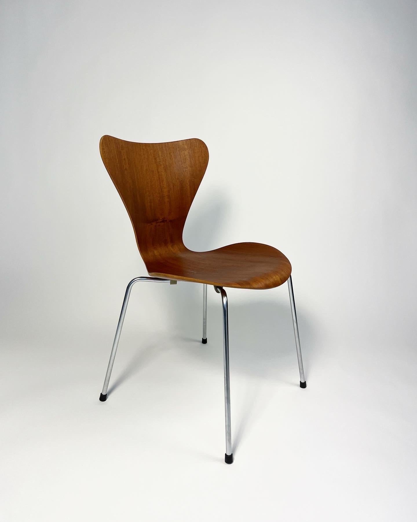 Arne Jacobsen ‚Series 7’ teak chair, model No. 3107 for Fritz Hansen, produced in 1966.

Made of moulded teak plywood with a steel base and early metal cap.

Good condition, the wood has been deeply cleansed and refinished with oil, newer gliders,