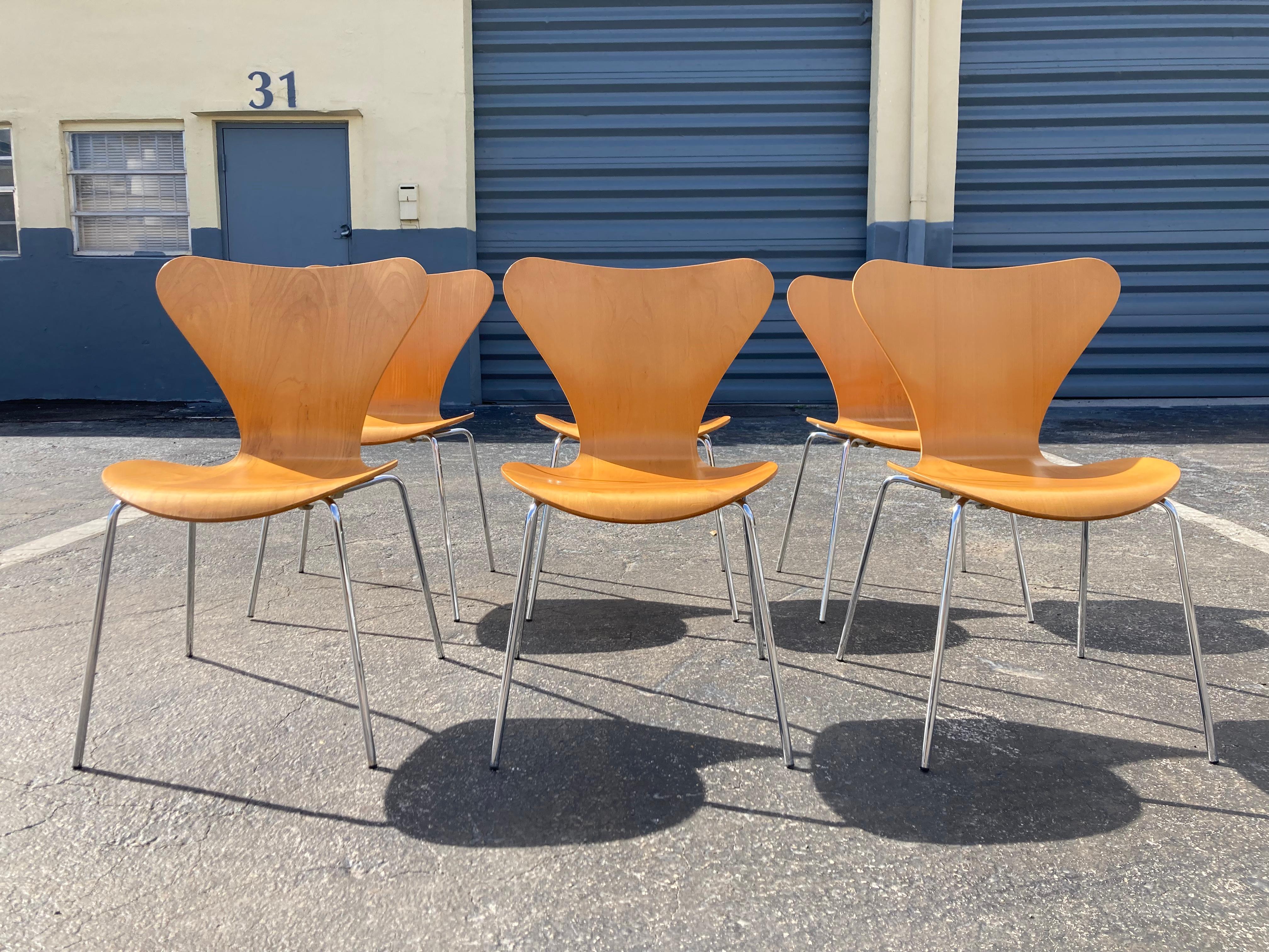 Arne Jacobsen Chairs Series 7 for Fritz Hansen For Sale 10