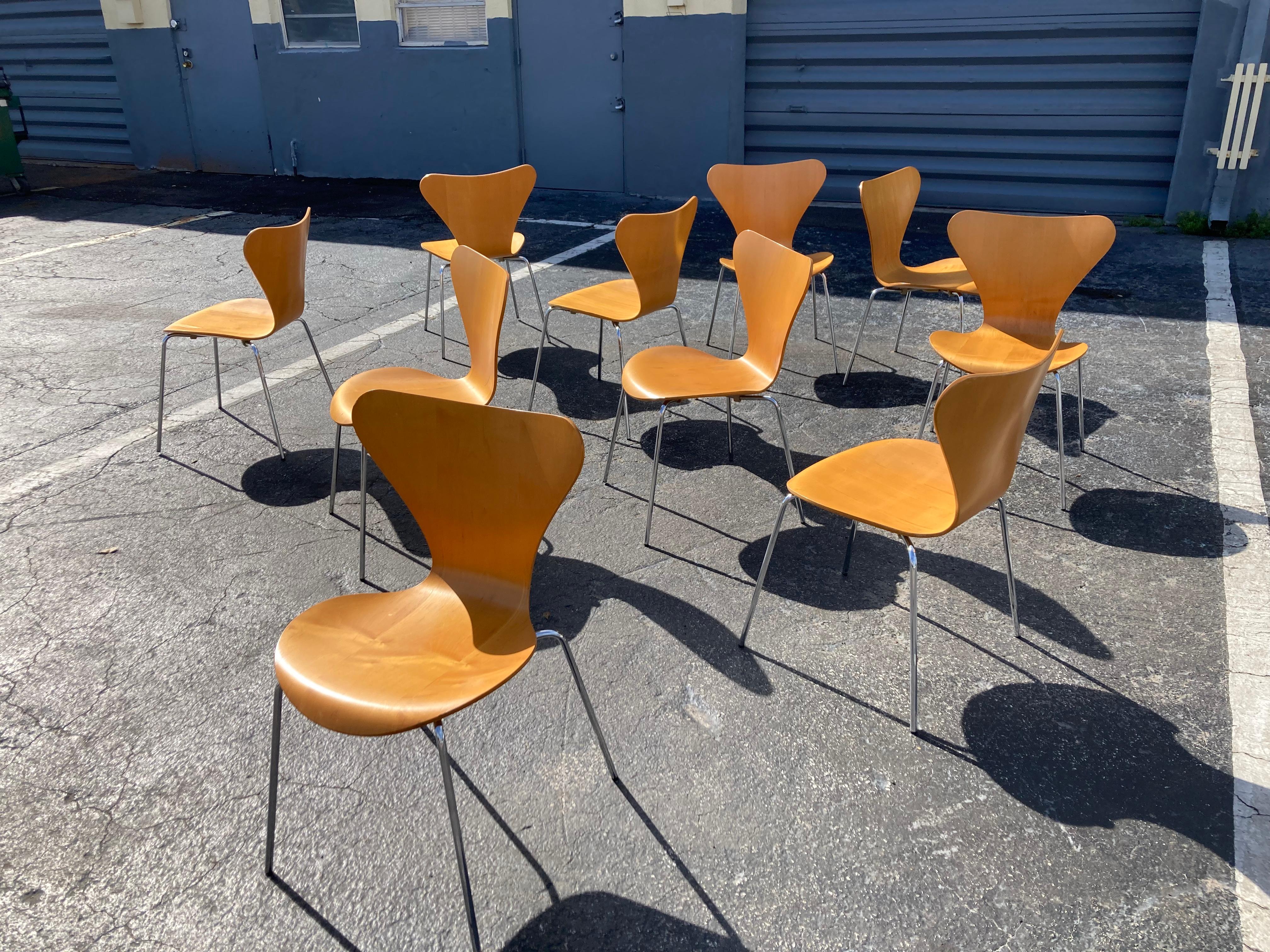 Modern Arne Jacobsen Chairs Series 7 for Fritz Hansen For Sale