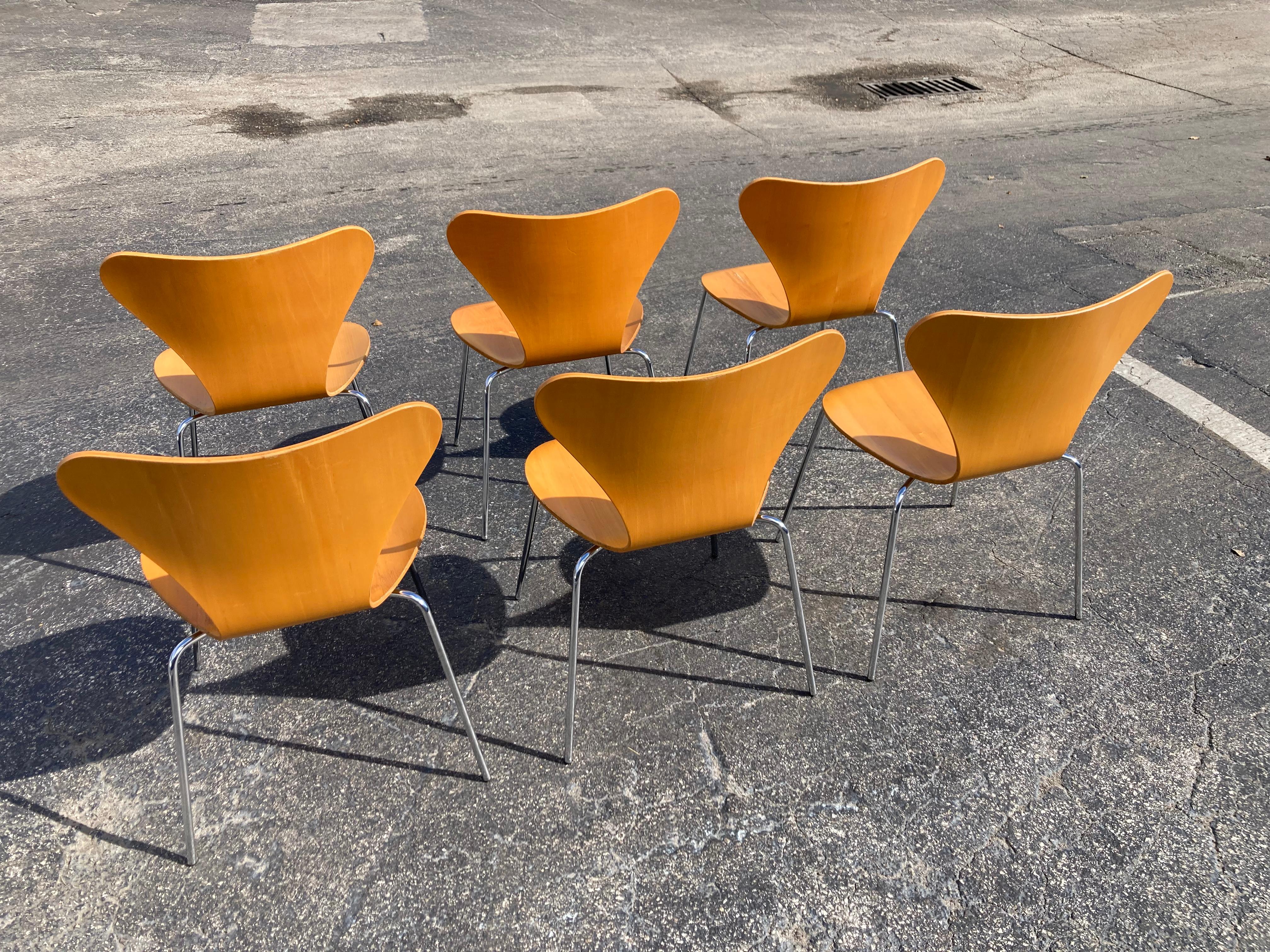 Arne Jacobsen Chairs Series 7 for Fritz Hansen In Good Condition For Sale In Miami, FL