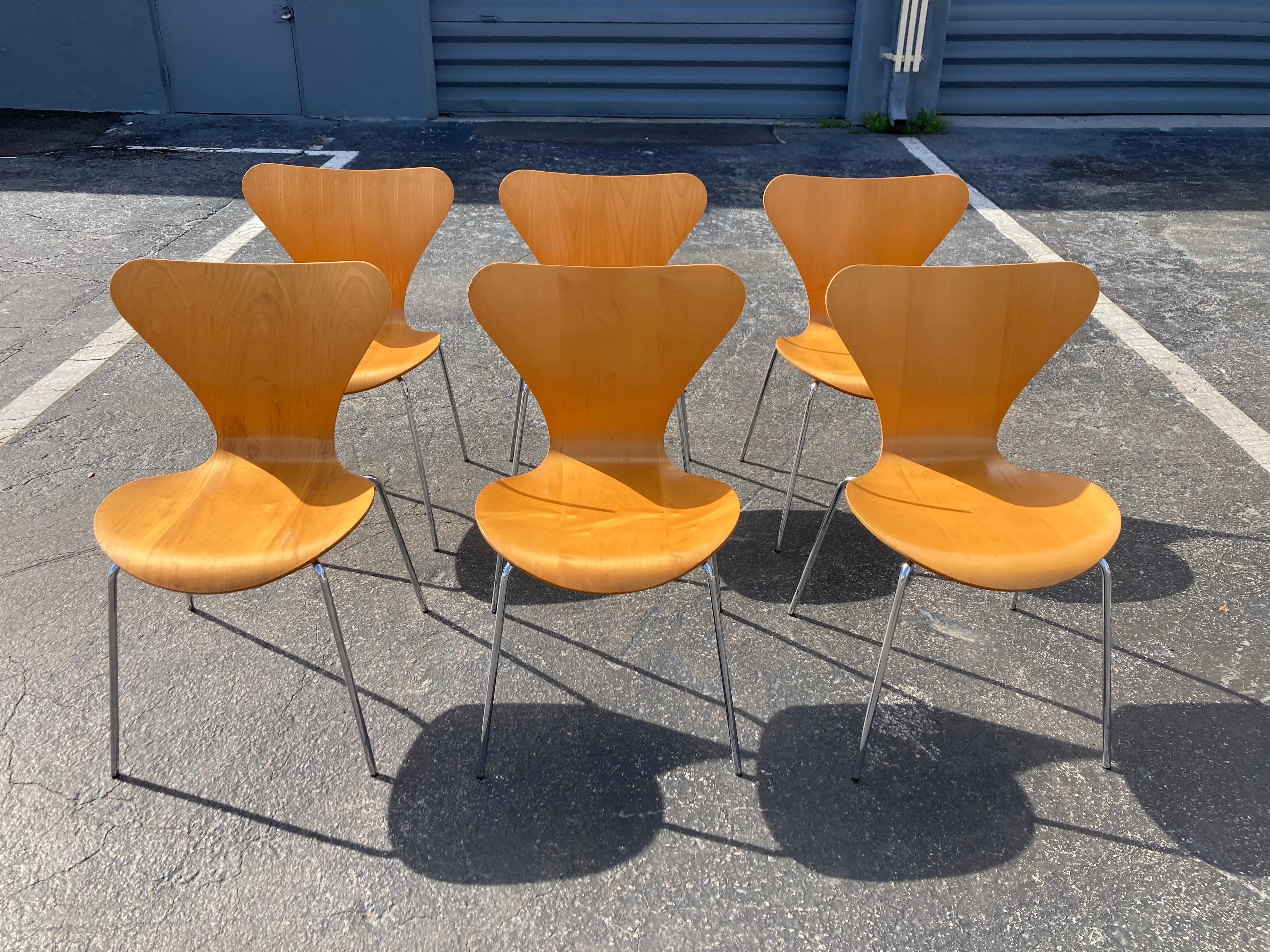 Late 20th Century Arne Jacobsen Chairs Series 7 for Fritz Hansen For Sale