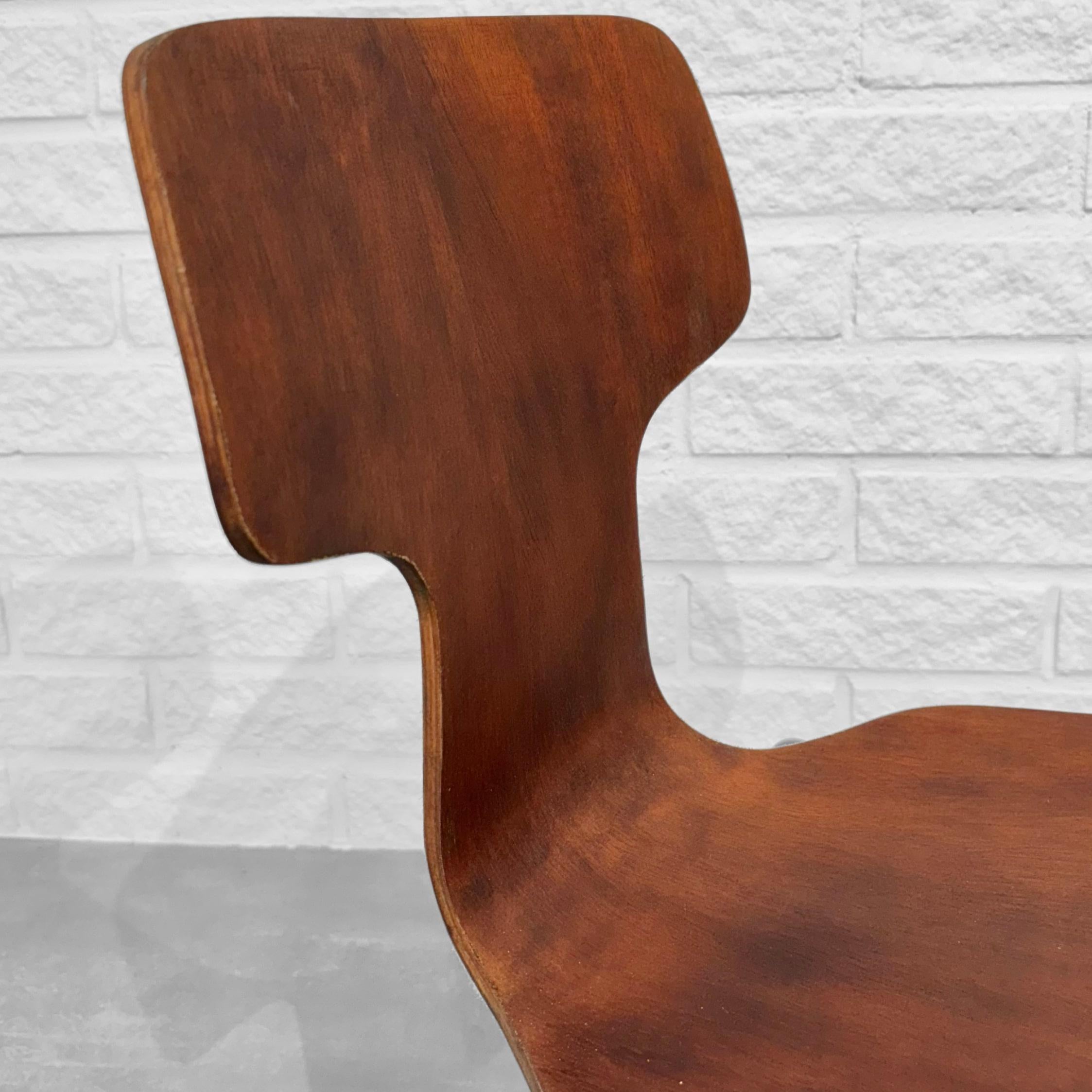 Arne Jacobsen children’s chair 3103 T-chair, teak, Fritz Hansen, Denmark, 1950s For Sale 3
