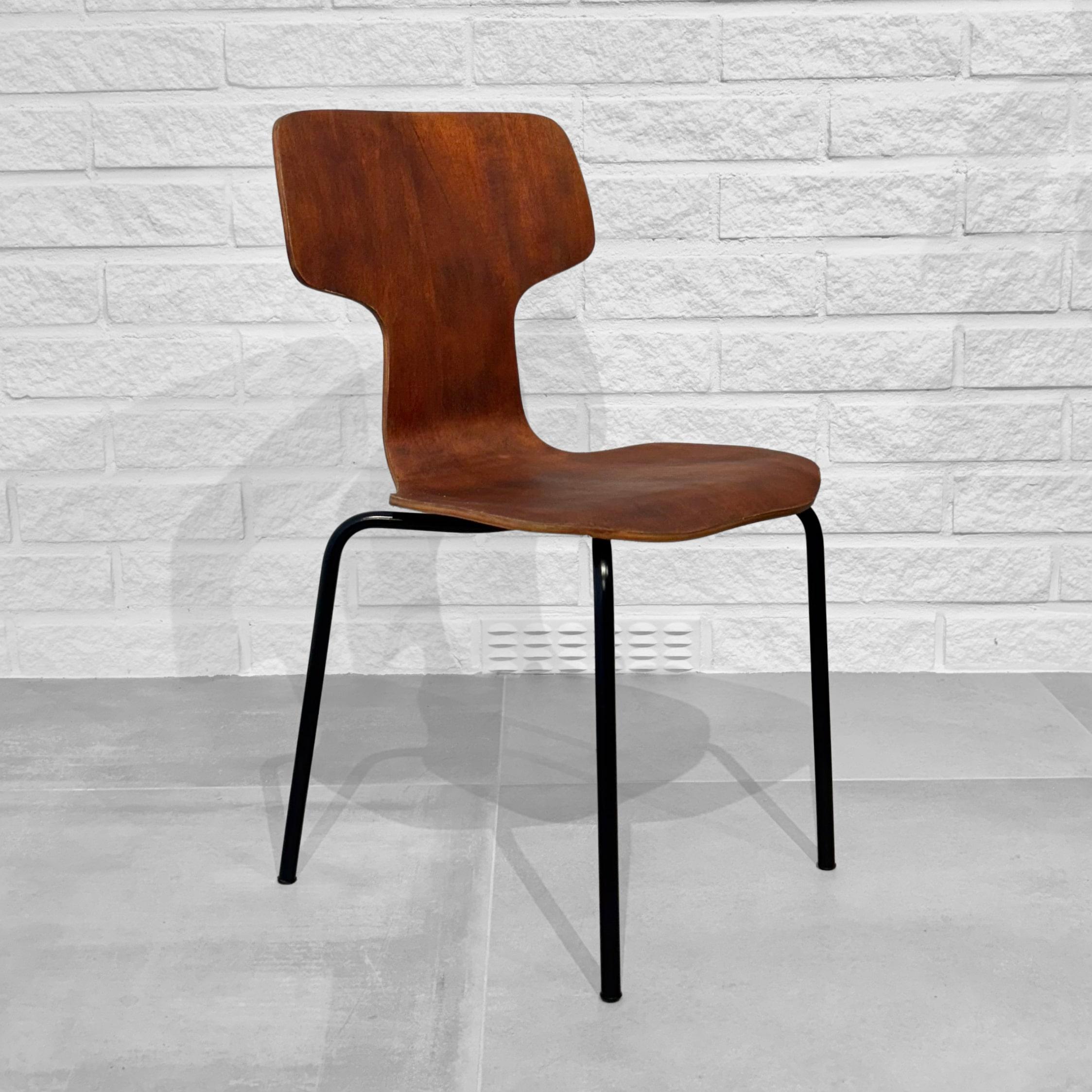 A children’s chair model 3103 ’T-chair’ designed in 1955 by renowned Danish architect Arne Jacobsen. Early version produced in the 1950s by Fritz Hansen, Denmark, as a part of their school furniture program. This chair model was developed in