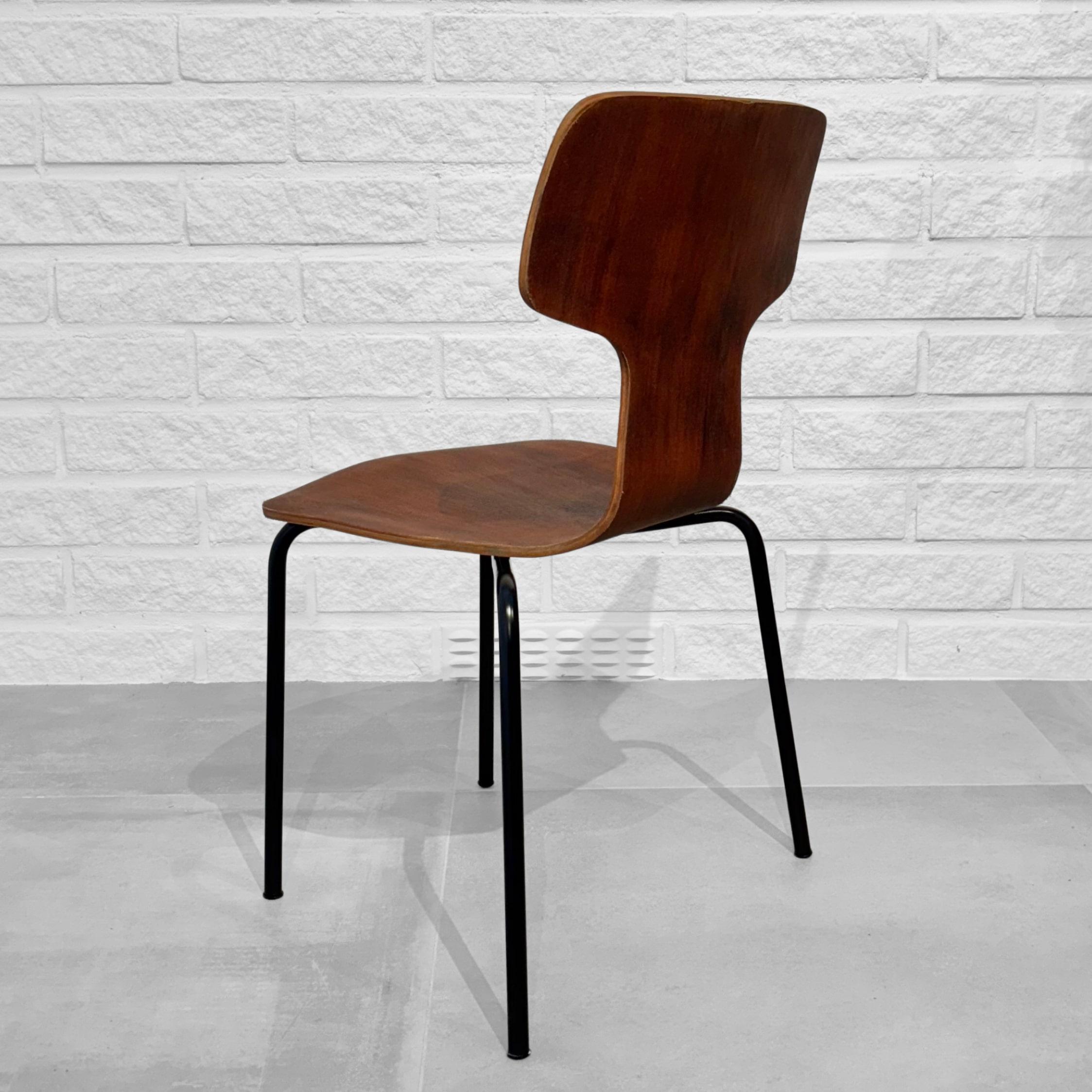 Arne Jacobsen children’s chair 3103 T-chair, teak, Fritz Hansen, Denmark, 1950s In Good Condition For Sale In Forserum, SE