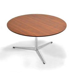 Arne Jacobsen Couchtisch von Fritz Hansen