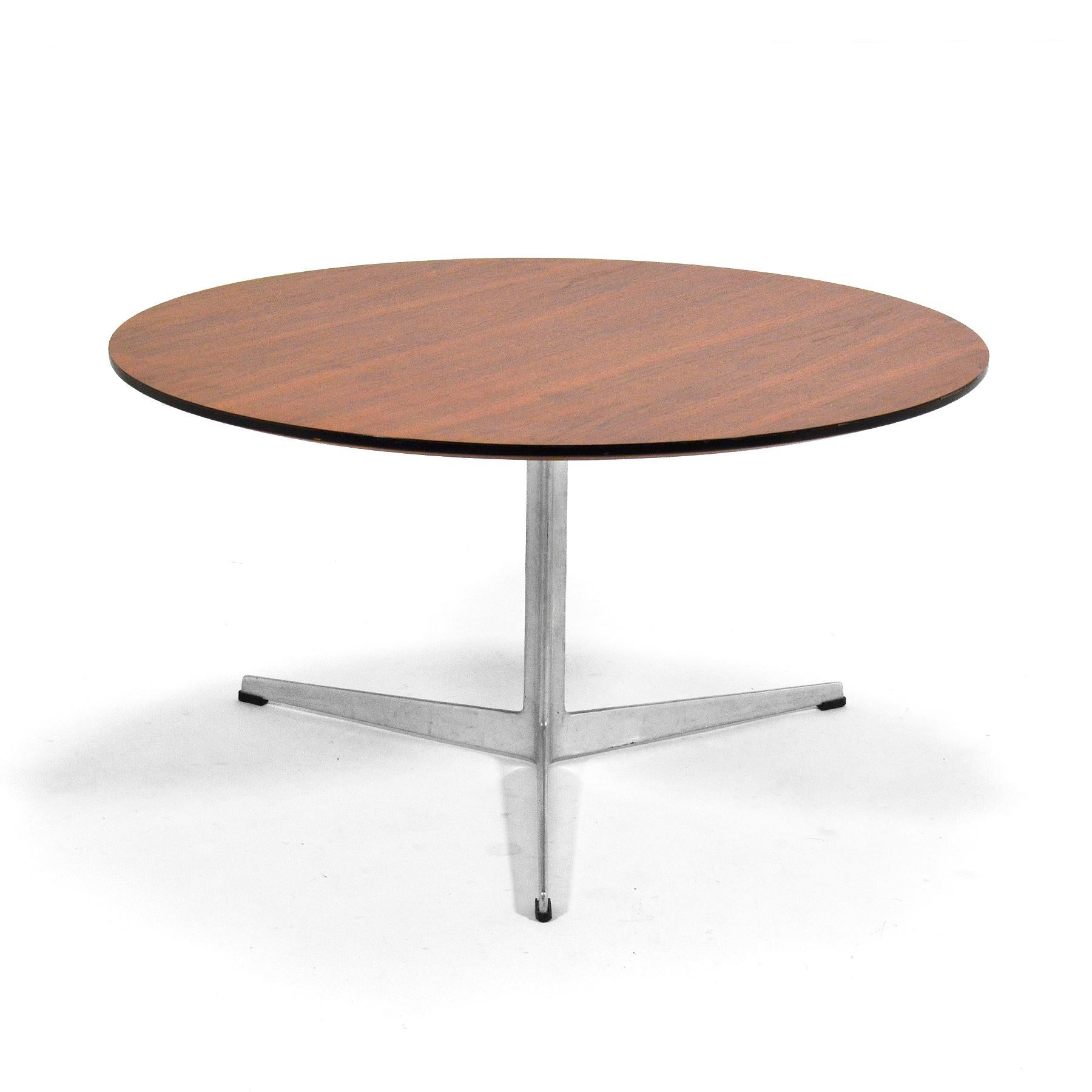 Scandinave moderne Table basse Arne Jacobsen de Fritz Hansen en vente