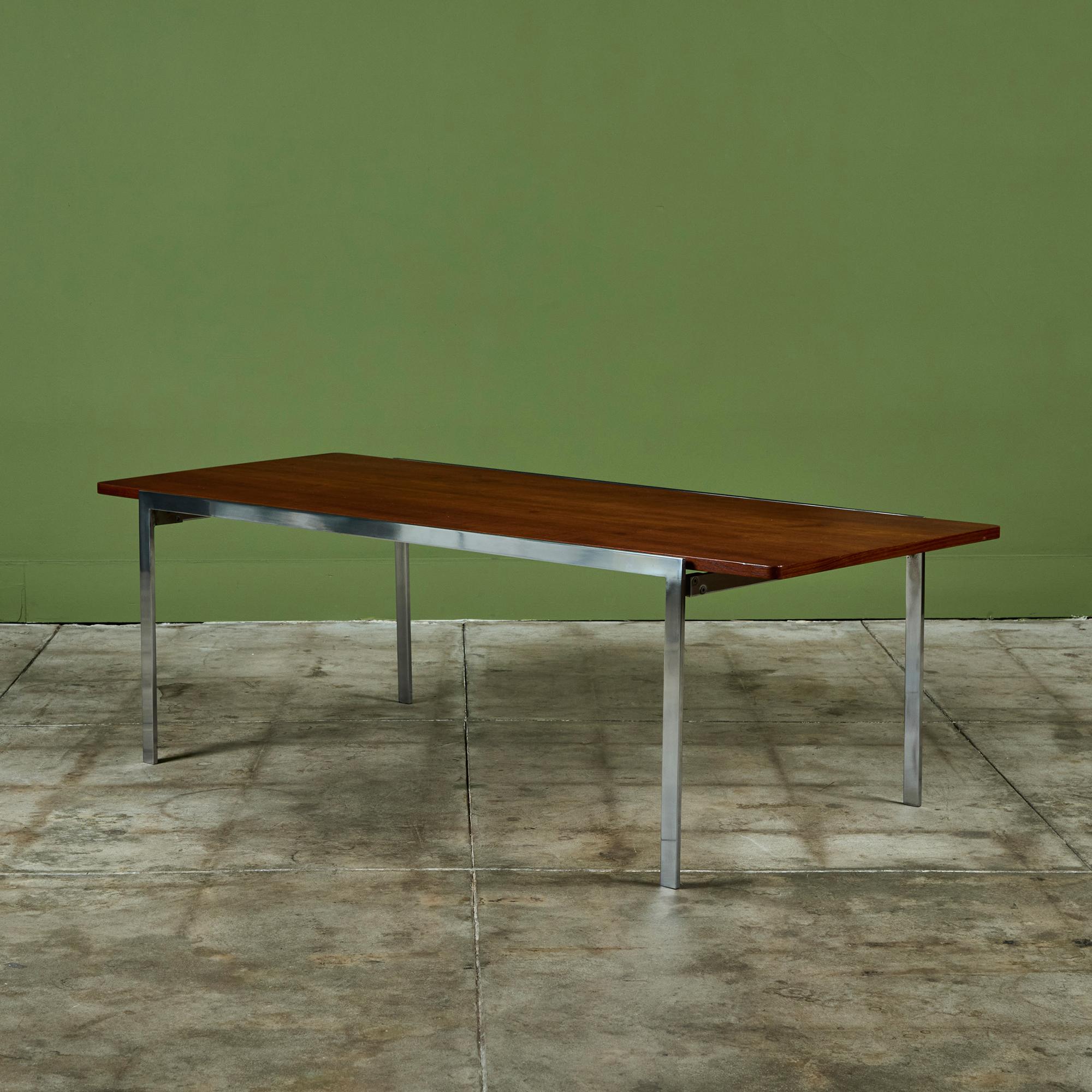 Table basse Arne Jacobsen pour Fritz Hansen, c.1950s, Danemark. La table basse est dotée d'un plateau en teck et d'une base chromée.

Dimensionsu2028
59