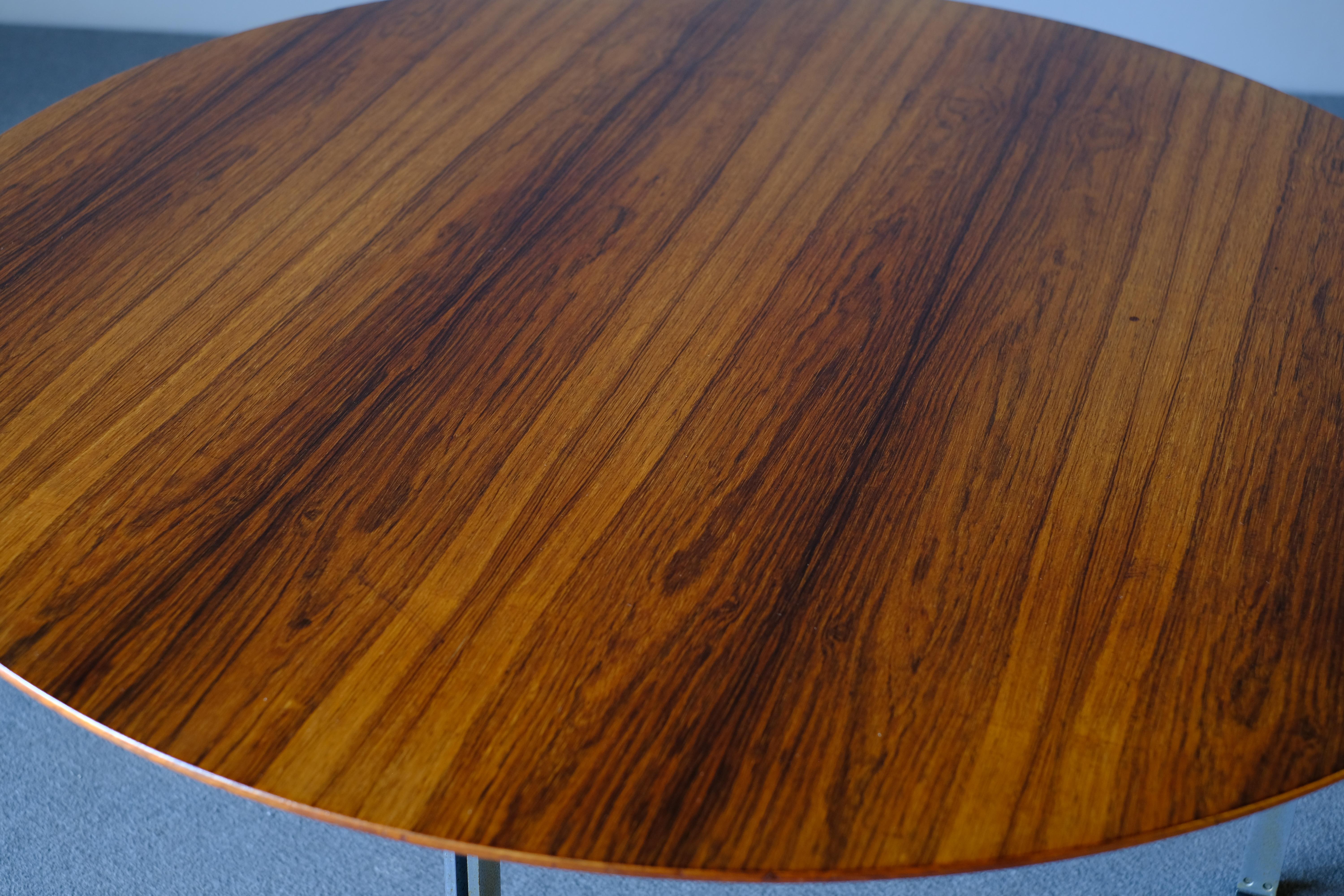 Very rare coffee table by Arne Jacobsen for Fritz Hansen in solid rosewood. The table has steel legs. The grain of the rosewood is stunning and it has taken on a wonderful patina over the years. The table is sought after as it in solid rosewood.