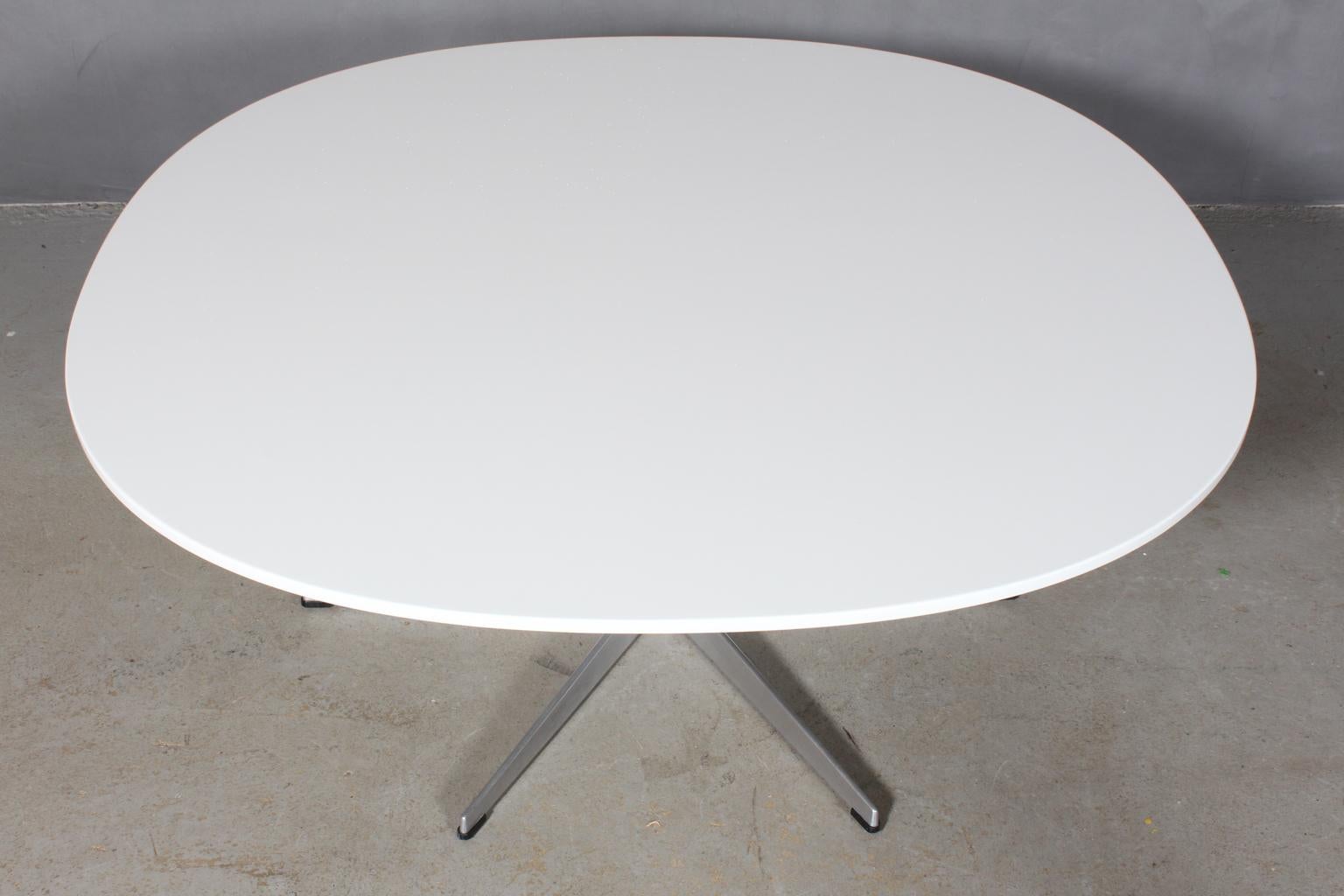 Table basse Arne Jacobsen avec nouveau plateau laqué

Base de six étoiles.

Fabriqué par Fritz Hansen.