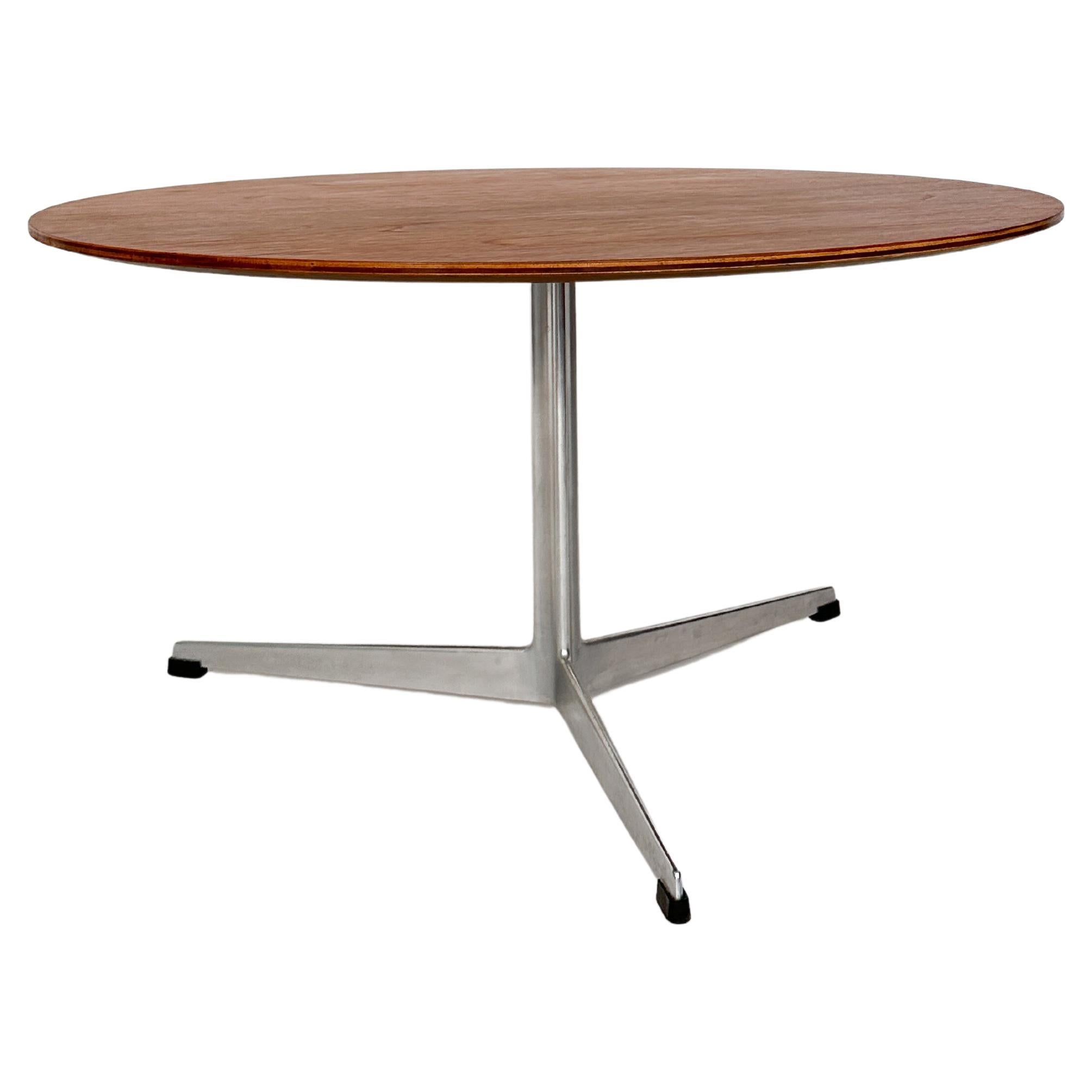 Arne Jacobsen coffee table, model No. 3513 for Fritz Hansen, made in Denmark in the early 1960s.

Teak plywood top and cast aluminum base with black plastic gliders.

Diameter: 90 cm
Height: 47 cm

Very good condition. The wood has been cleaned,