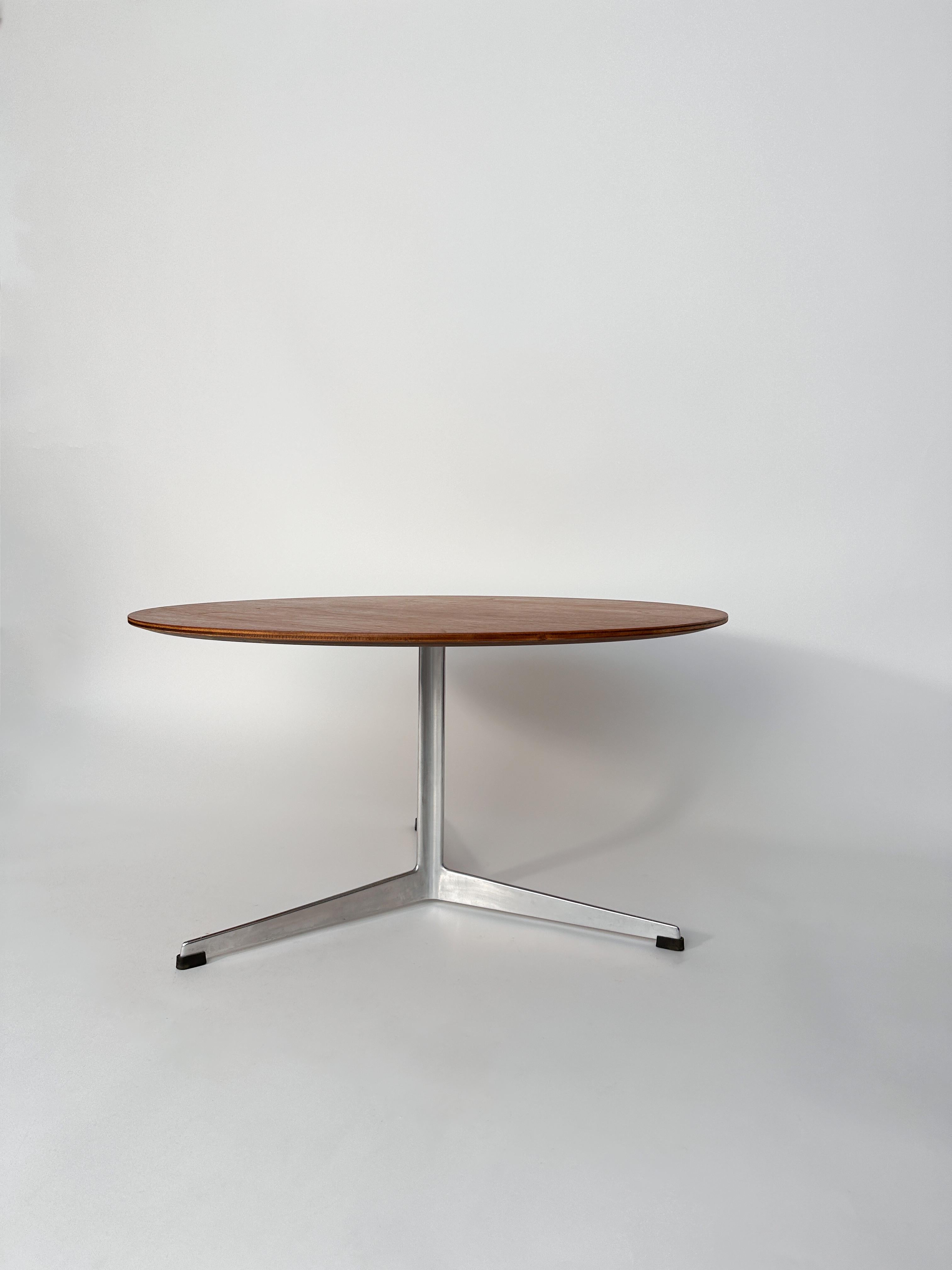 Mid-Century Modern Arne Jacobsen Coffee Table Fritz Hansen Teak Three Legged Denmark 1960s