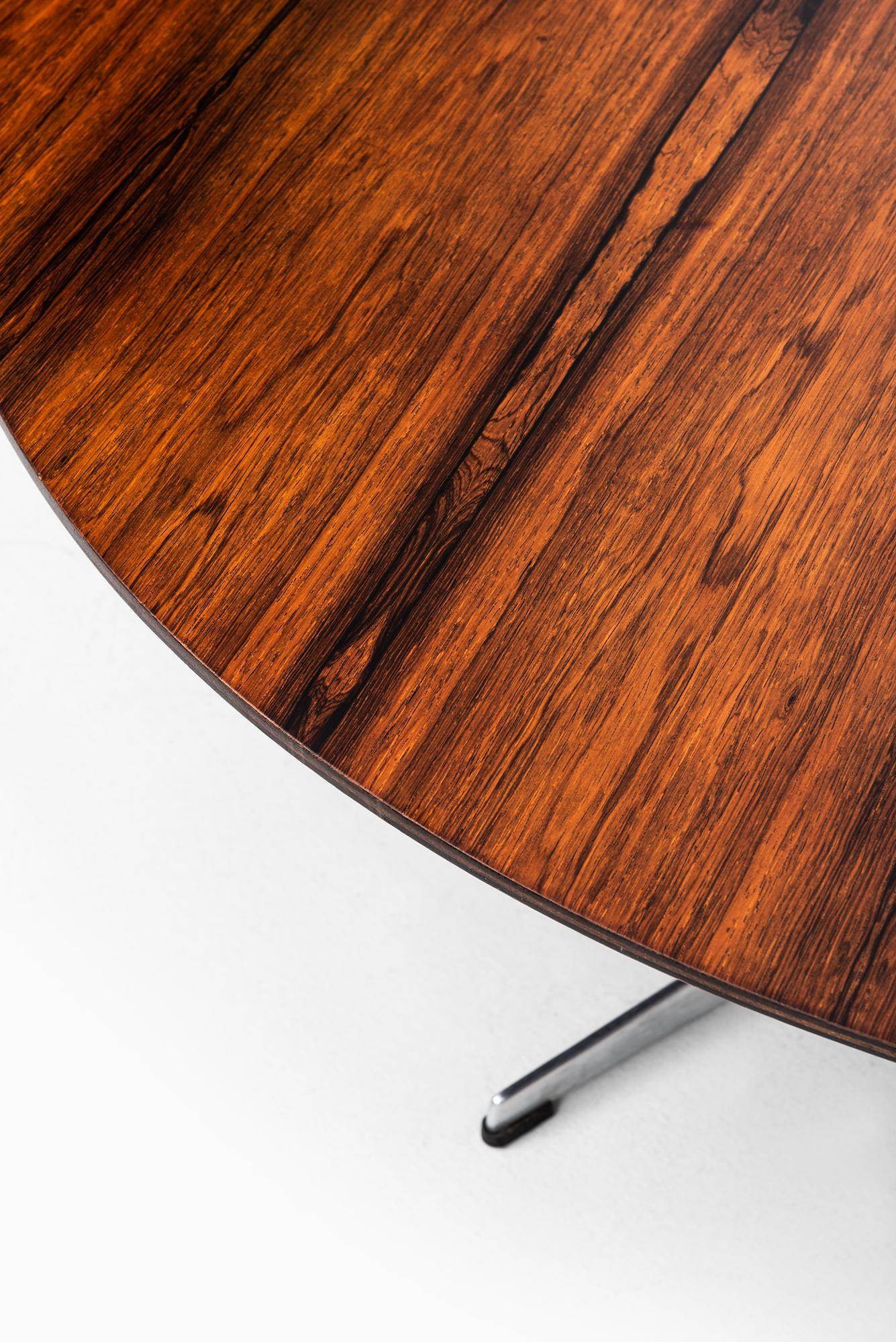 Rare table basse conçue par Arne Jacobsen. Produit par Fritz Hansen au Danemark.