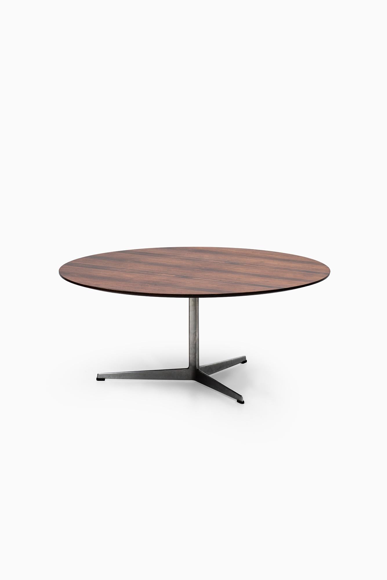 Danois Table basse Arne Jacobsen en bois de rose par Fritz Hansen au Danemark en vente