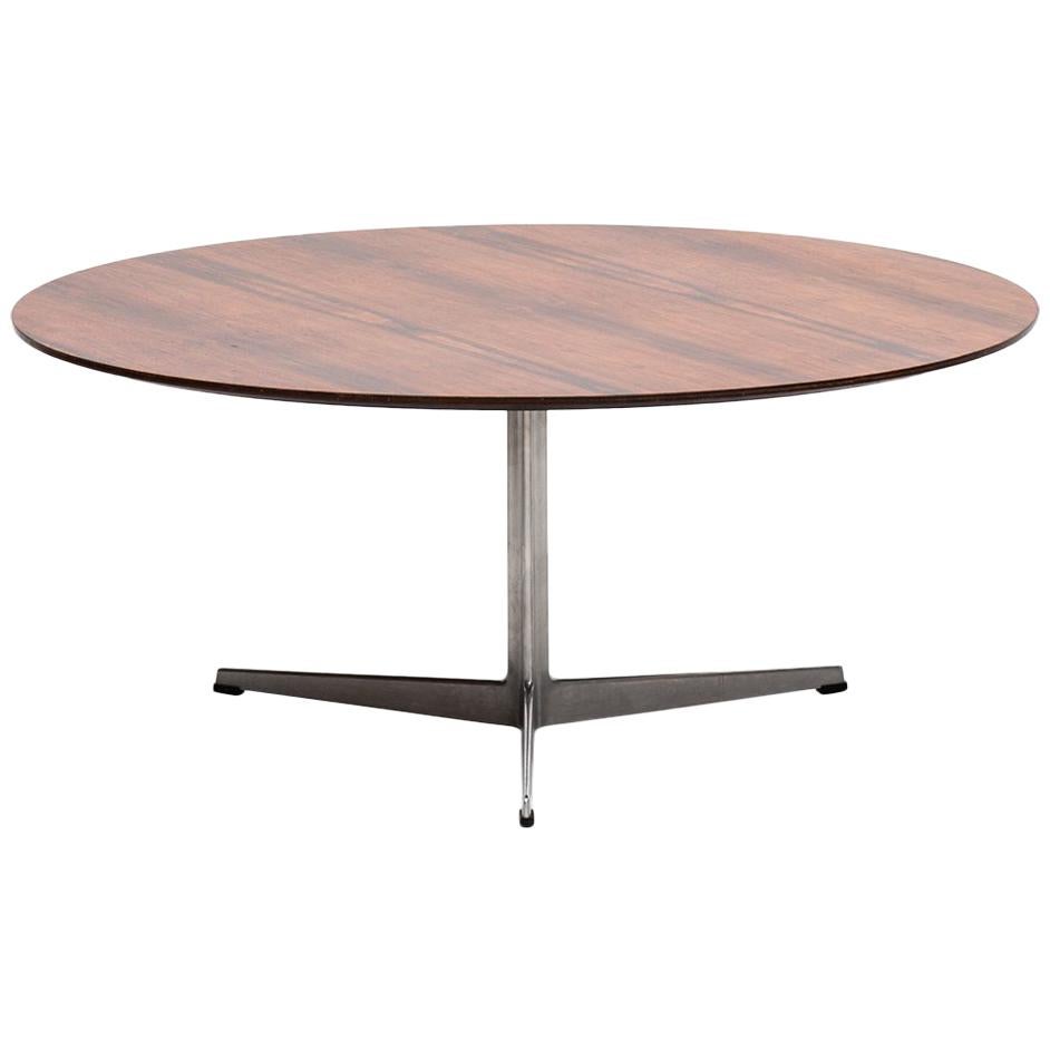 Table basse Arne Jacobsen en bois de rose par Fritz Hansen au Danemark